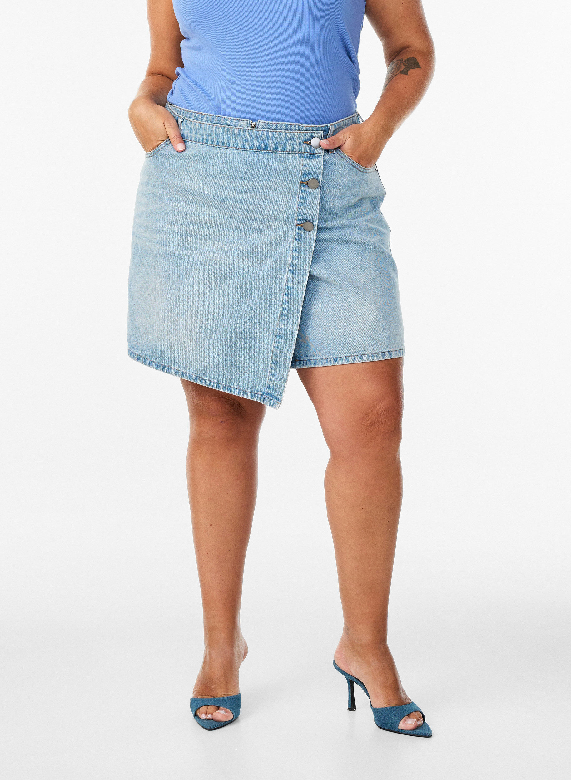 ZizziDenimskorts med omlotteffekt och h&ouml;g midja, Bl&aring;, Model image number 3