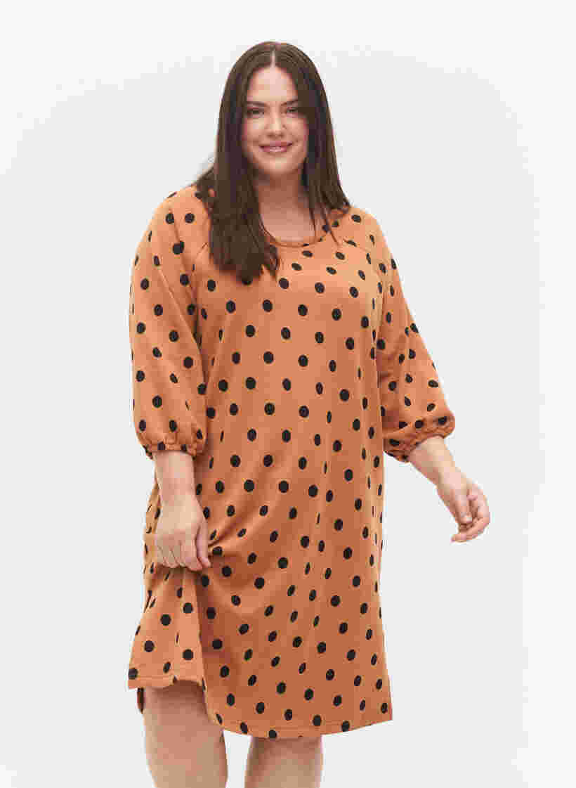 Prickig klänning med 3/4-ärmar, Almond Black Dot, Model