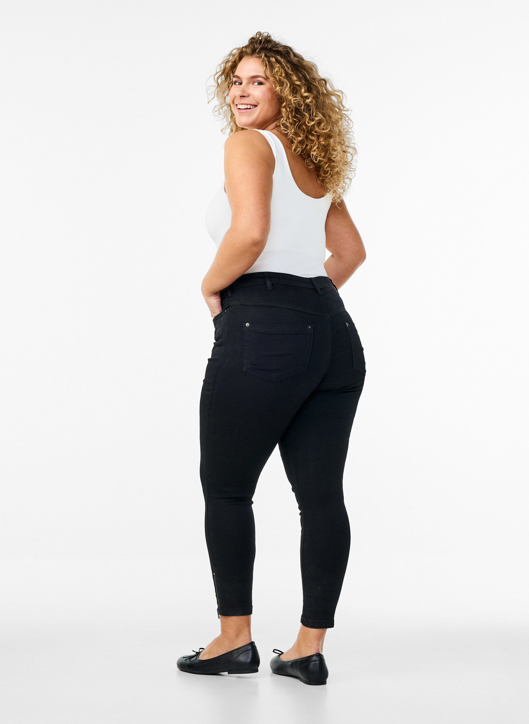 ZizziCroppade Amy jeans med blixtl&aring;s, Svart, Model image number 1