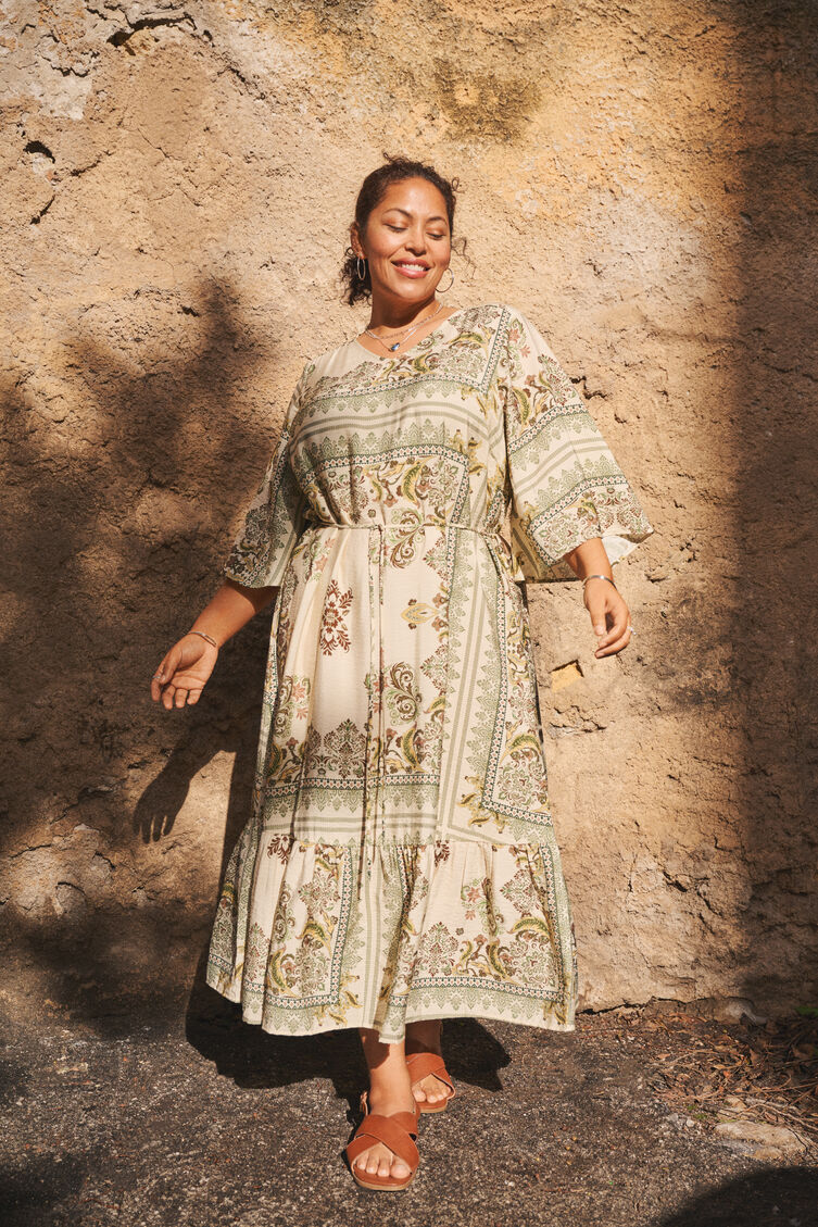 M&ouml;nstrad kl&auml;nning i gr&ouml;na toner, , Model