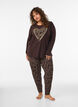Pyjamastopp i bomull med hj&auml;rtm&ouml;nster, Brun, Model image number 1