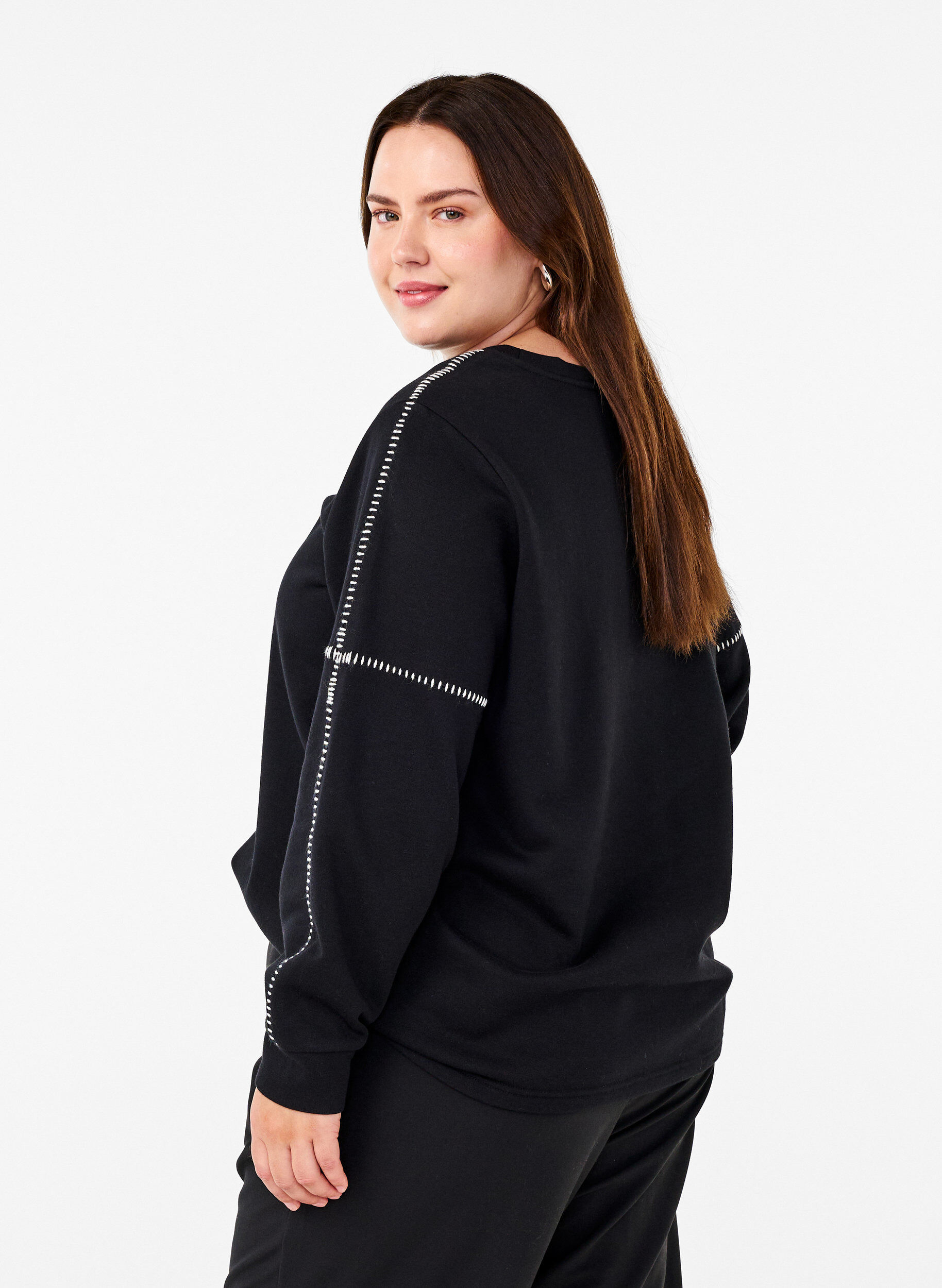 Zizzi Sweatshirt med kontrasts&ouml;mmar, Black, Model image number 1