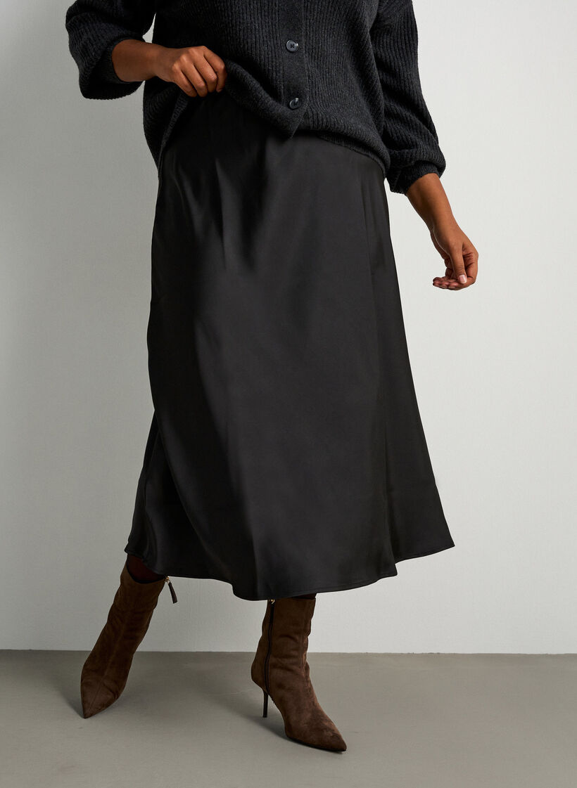 Midikjol i satin, Svart, Model image number 3