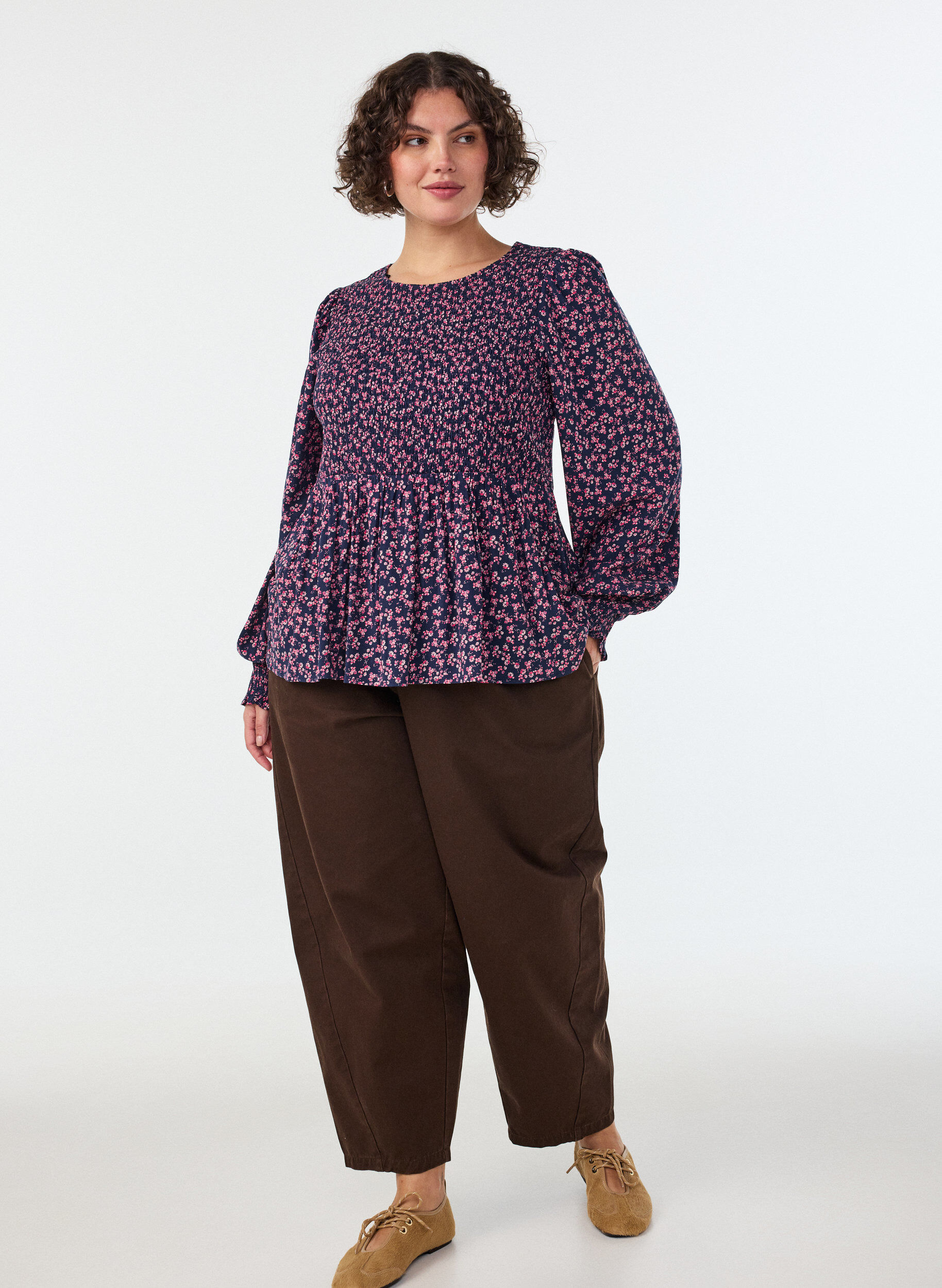 Blus med smock upptill och blommigt m&ouml;nster, Bl&aring;, Model