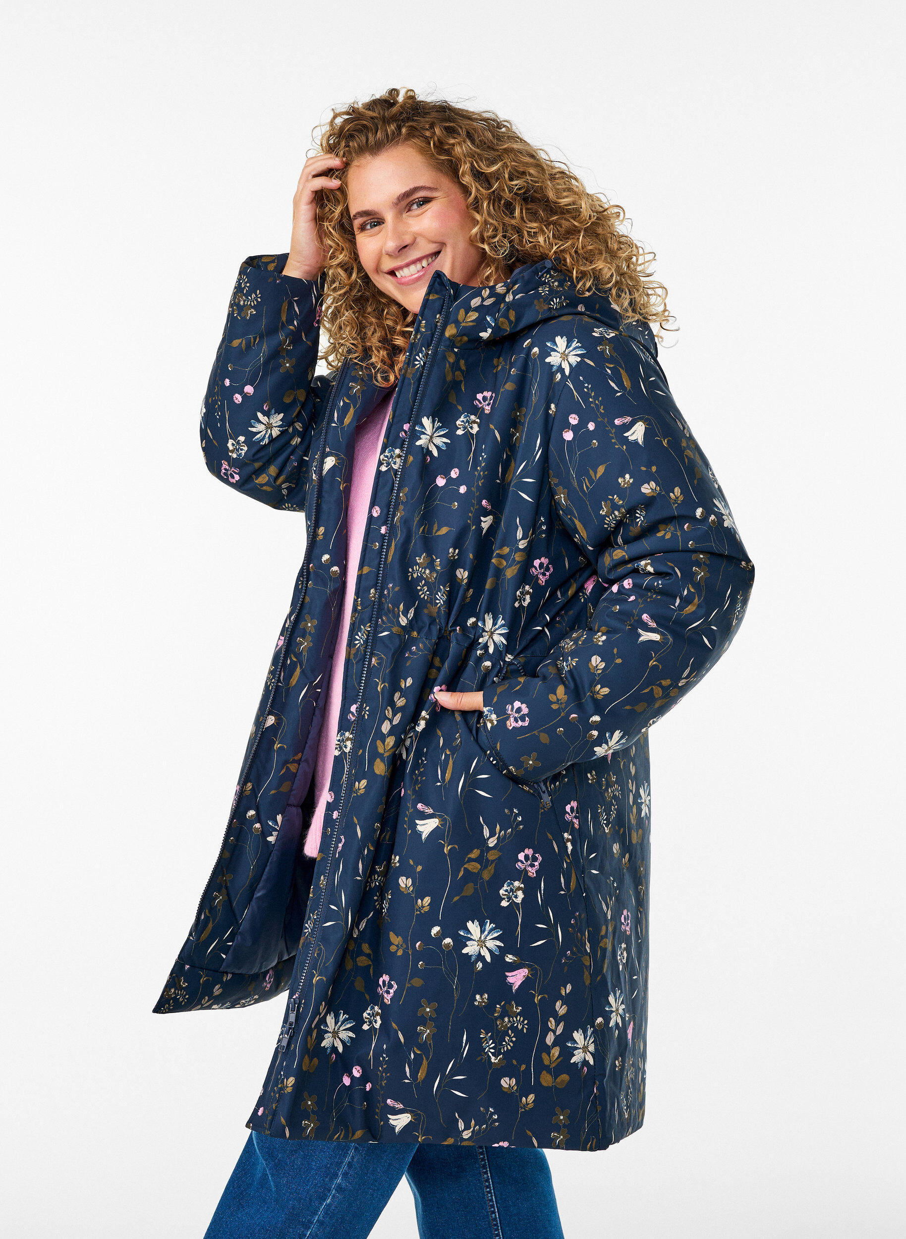 ZizziVadderad vinterjacka med blommigt m&ouml;nster, Bl&aring;, Model image number 0