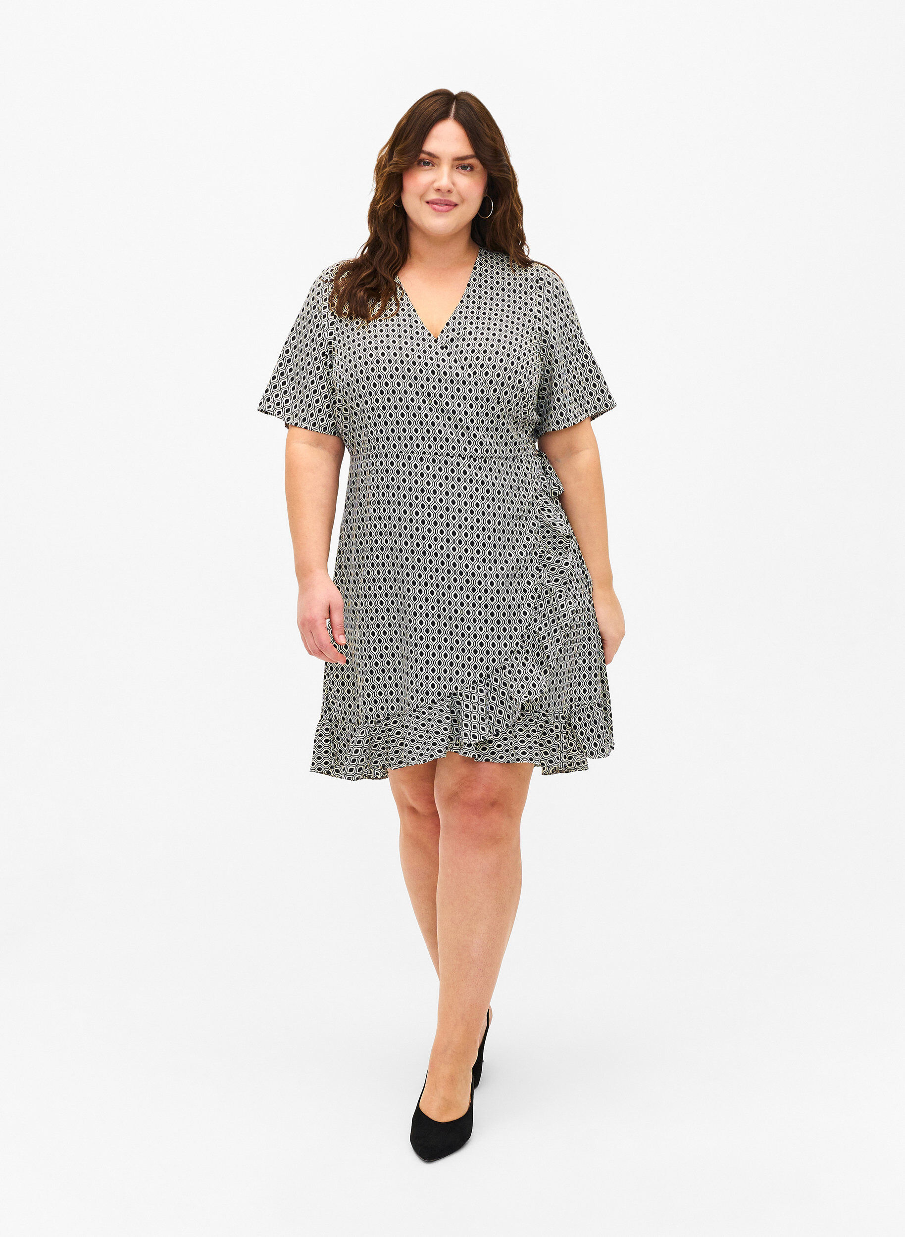 Zizzi FLASH &ndash; Kort&auml;rmad omlottkl&auml;nning, Black White Graphic, Model image number 2