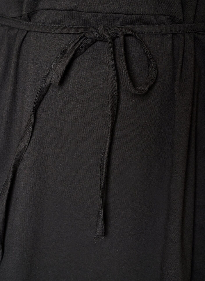 Kl&auml;nning i bomull med &auml;rmar i broderie anglaise och knytsk&auml;rp i midjan, Svart, Packshot image number 3