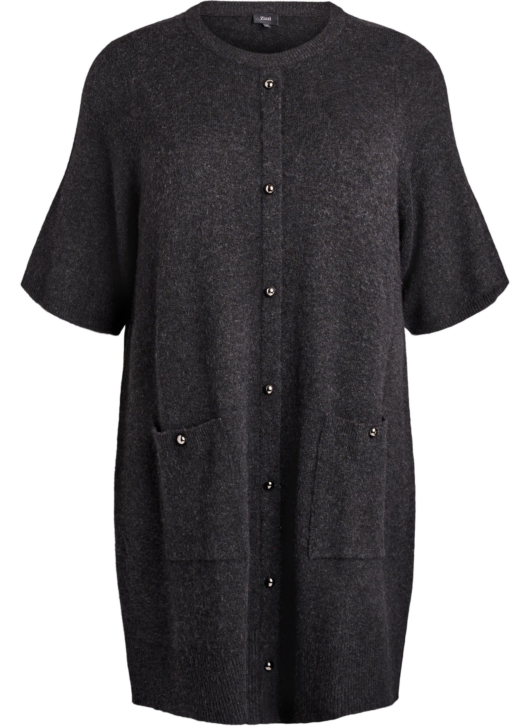 Kort stickad kl&auml;nning med korta &auml;rmar och klotknappar