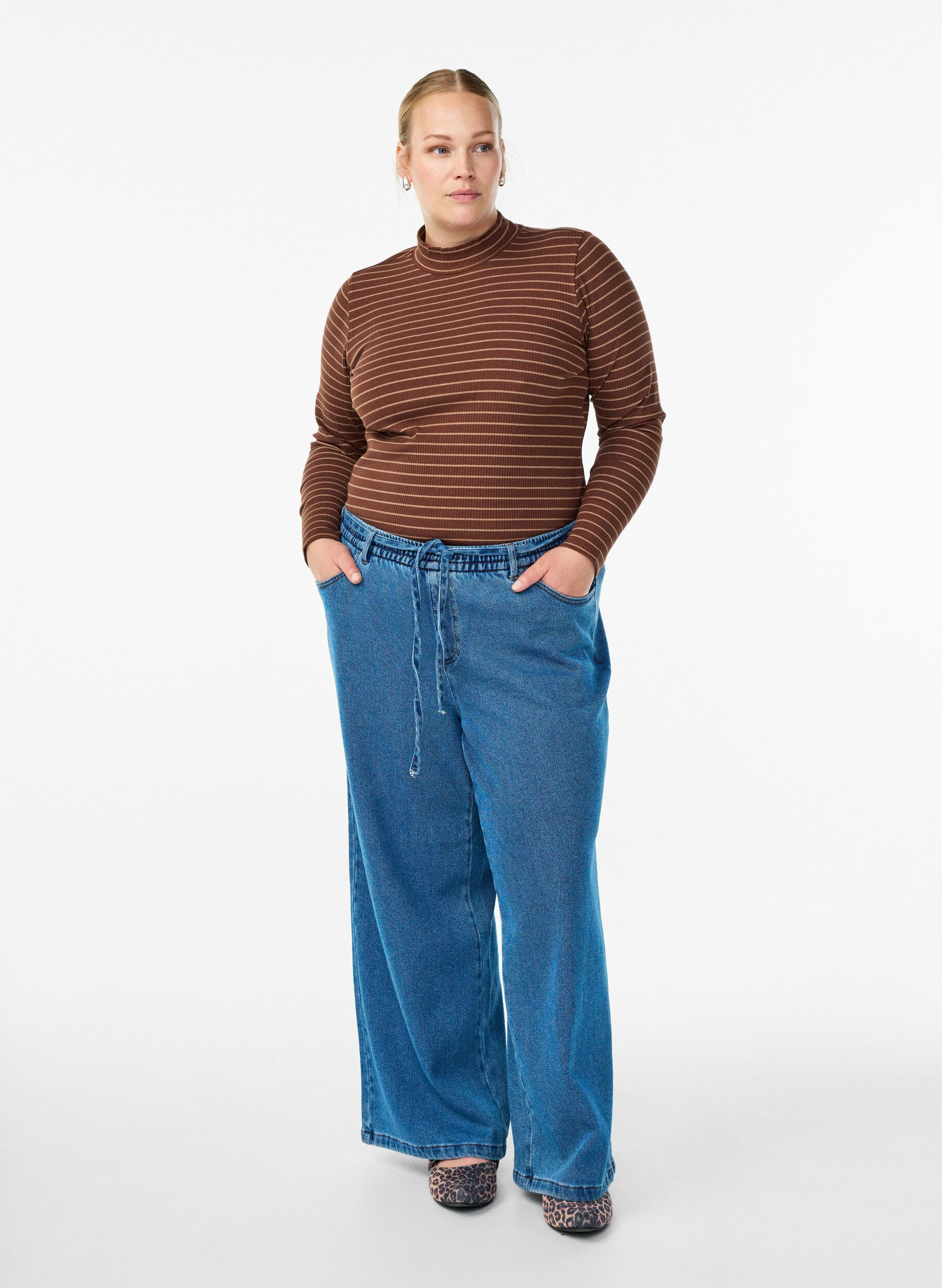 Zizzi Randig ribbad jerseyblus med h&ouml;g hals, Brun, Model image number 1