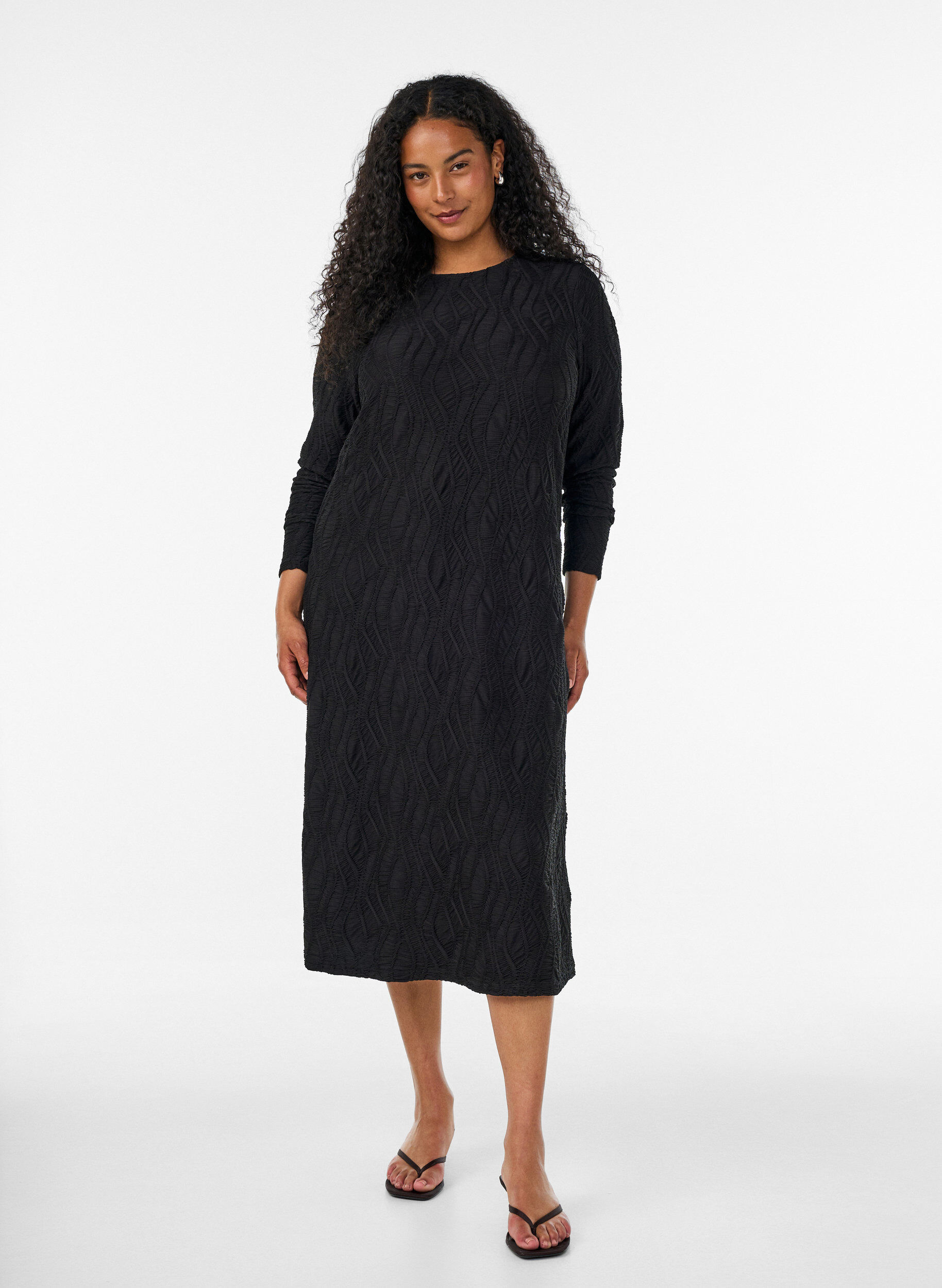 ZizziMidikl&auml;nning med v&aring;gig struktur och l&aring;nga &auml;rmar, Svart, Model image number 0