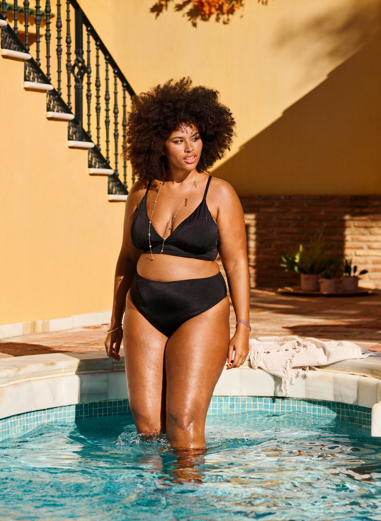 Zizzi Bikinitopp med avtagbara pads och knytband i ryggen, Svart, Image image number 0