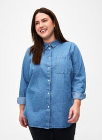 Långärmad jeansskjorta med bröstficka, Light Blue Denim, Model