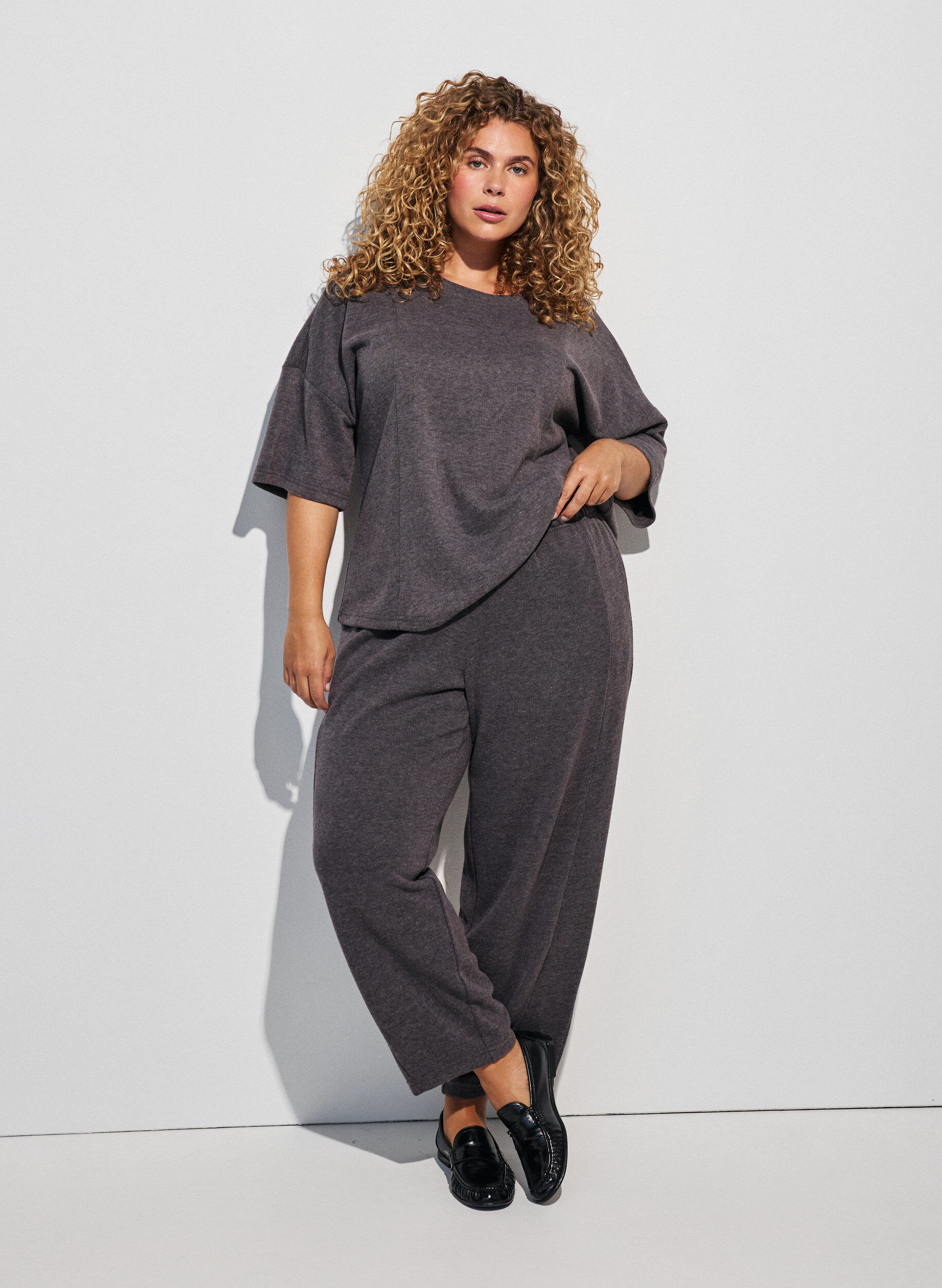 ZizziByxor i jersey med barrel fit och h&ouml;g midja, Gr&aring;, Model image number 0