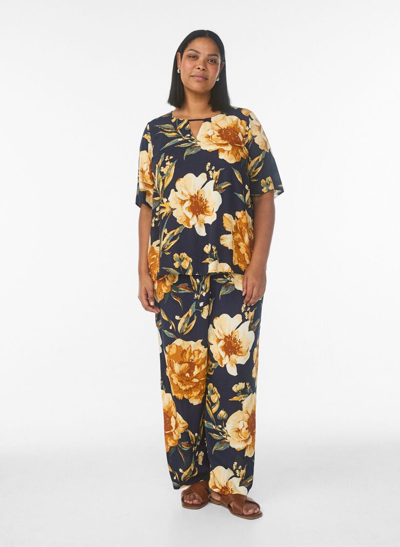 Kort&auml;rmad blus i viskos med m&ouml;nster, Bl&aring;, Model image number 1