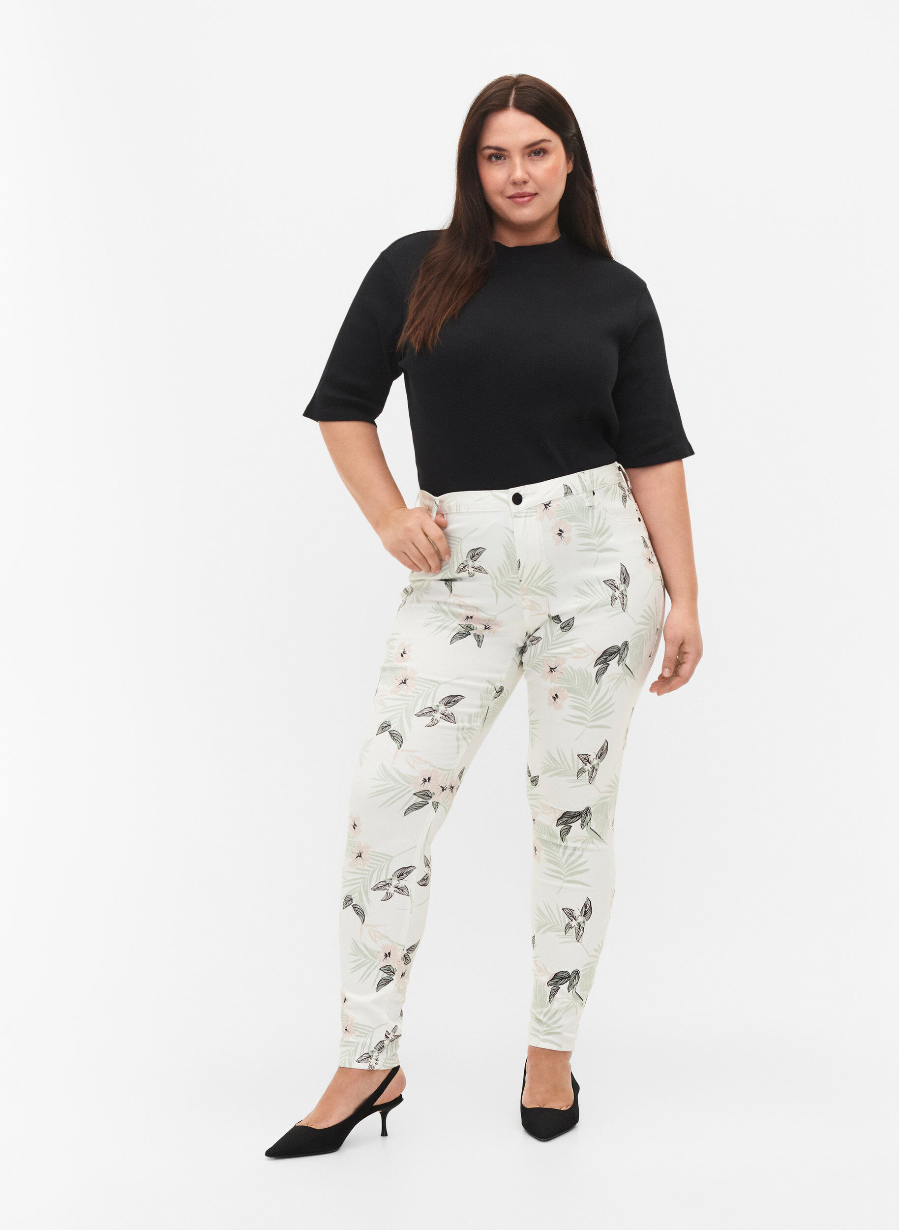 Zizzi H&ouml;gmidjade Amy jeans med blomm&ouml;nster, White Flower AOP L78, Model image number 0