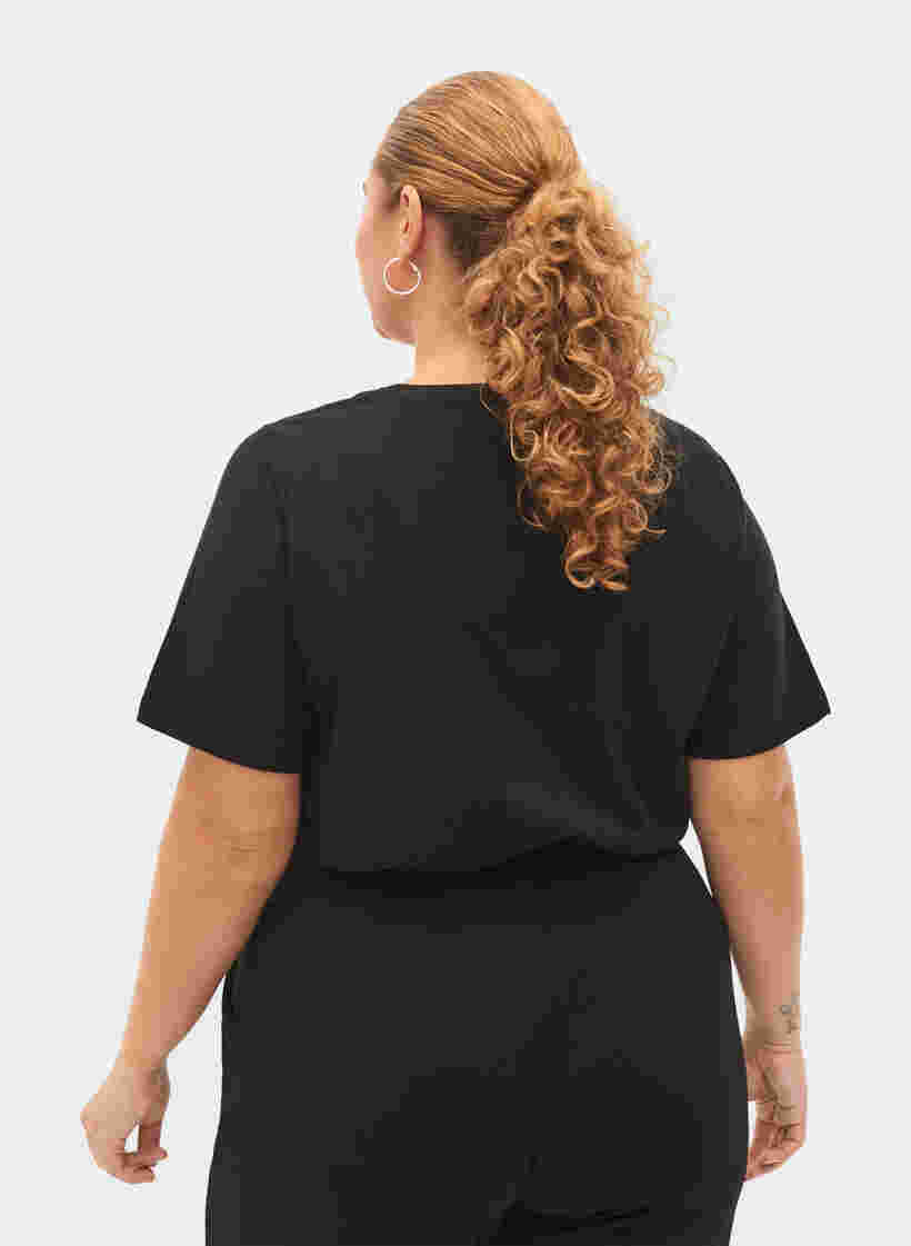 T-shirt med nitar i ekologisk bomull, Black NOW or never, Model