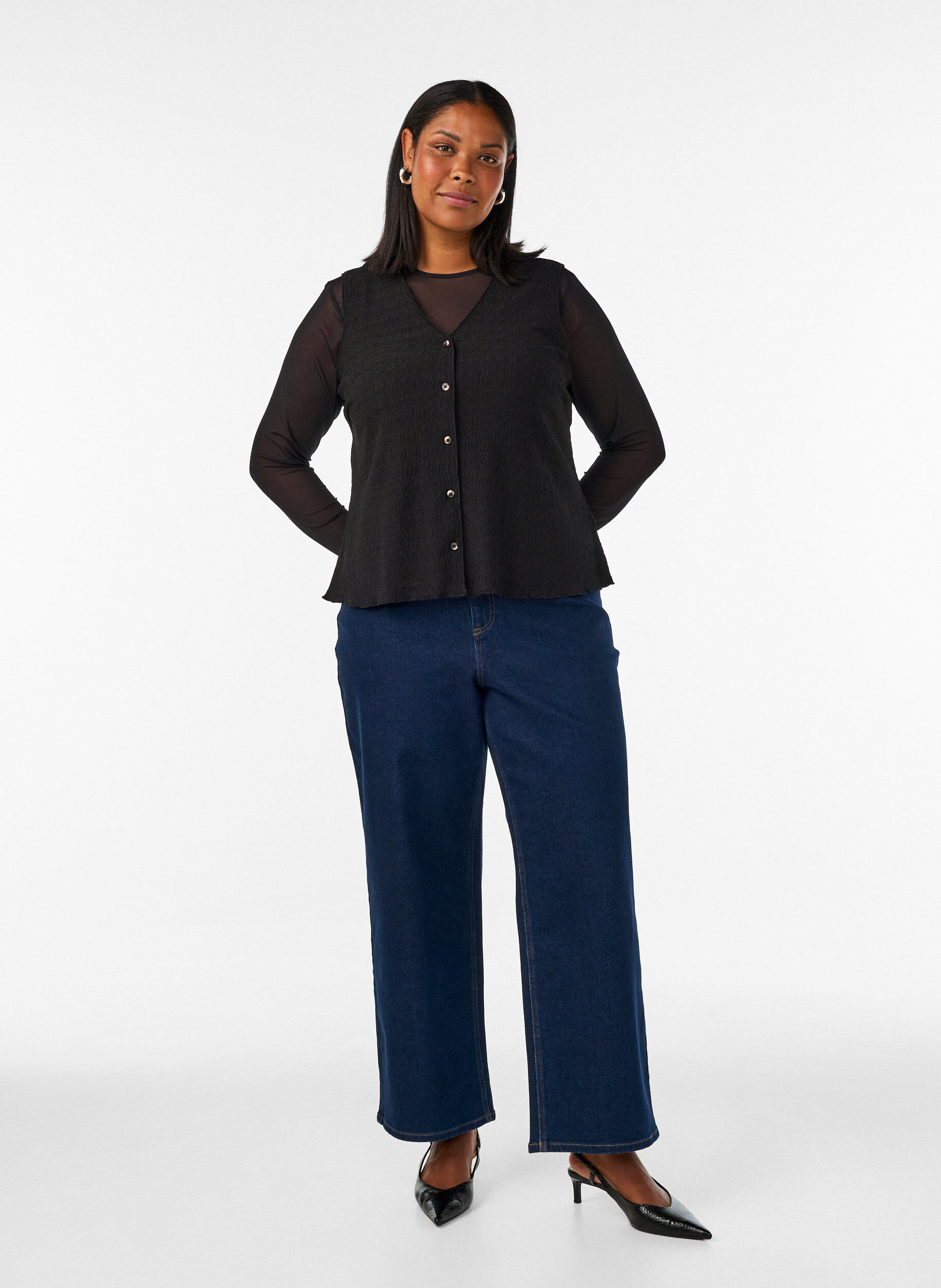 Zizzi&Auml;rml&ouml;s topp med v&aring;gig struktur och kn&auml;ppning, Svart, Model image number 1