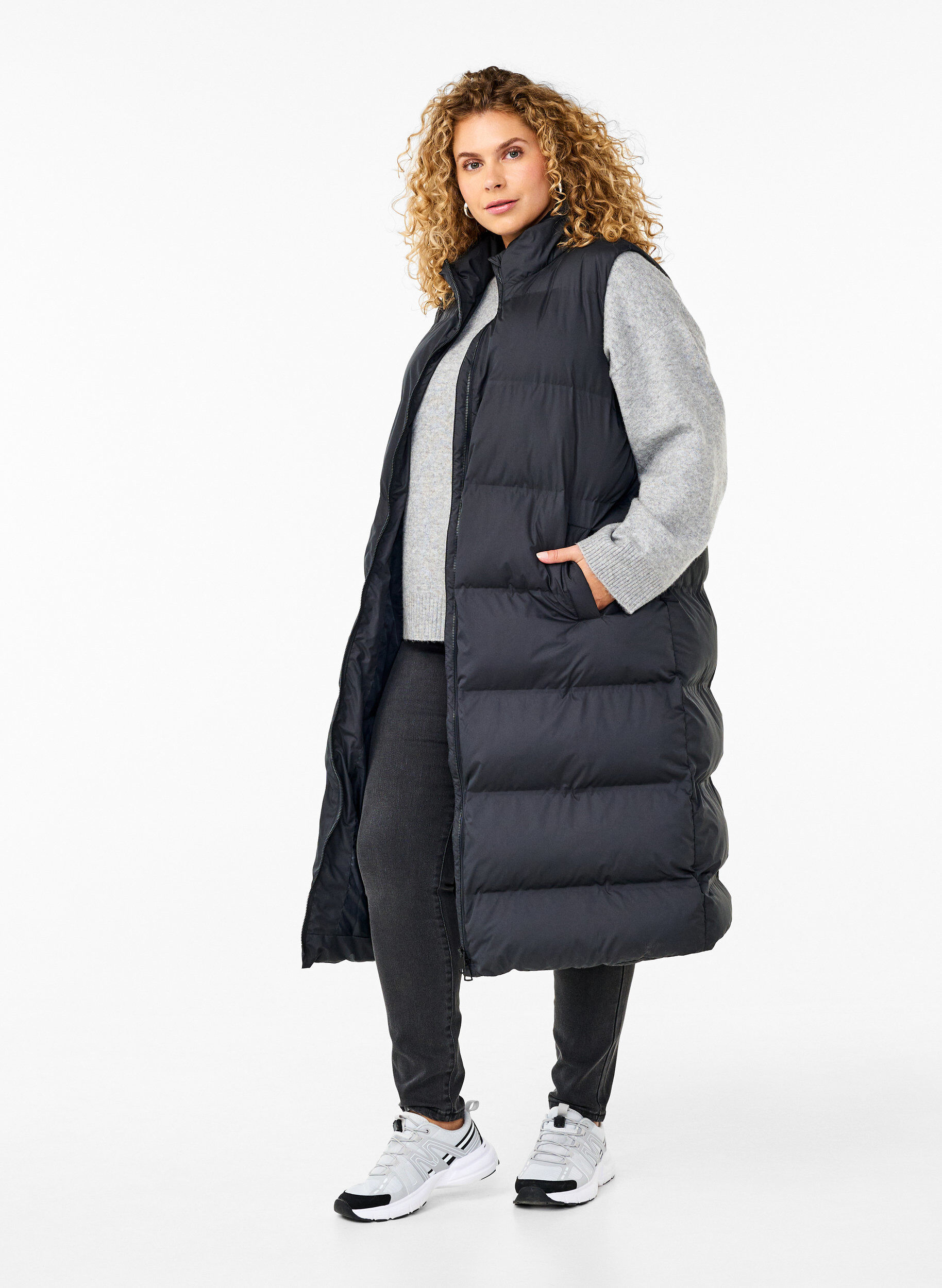 L&aring;ng v&auml;st med fickor och tv&aring;v&auml;gsdragkedja, Svart, Model
