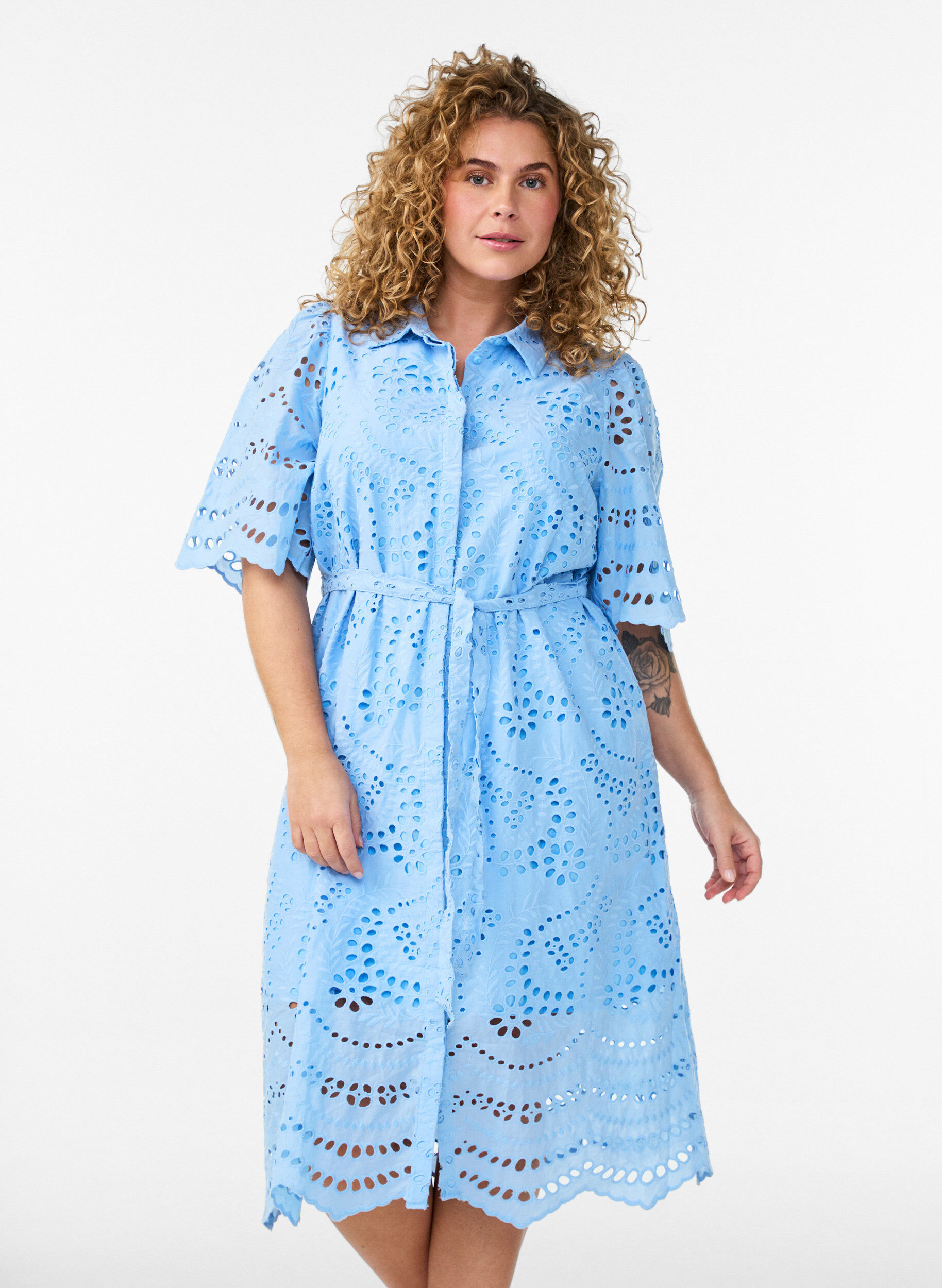 Skjortkl&auml;nning i broderie anglaise med knytb&auml;lte, Bl&aring;, Model