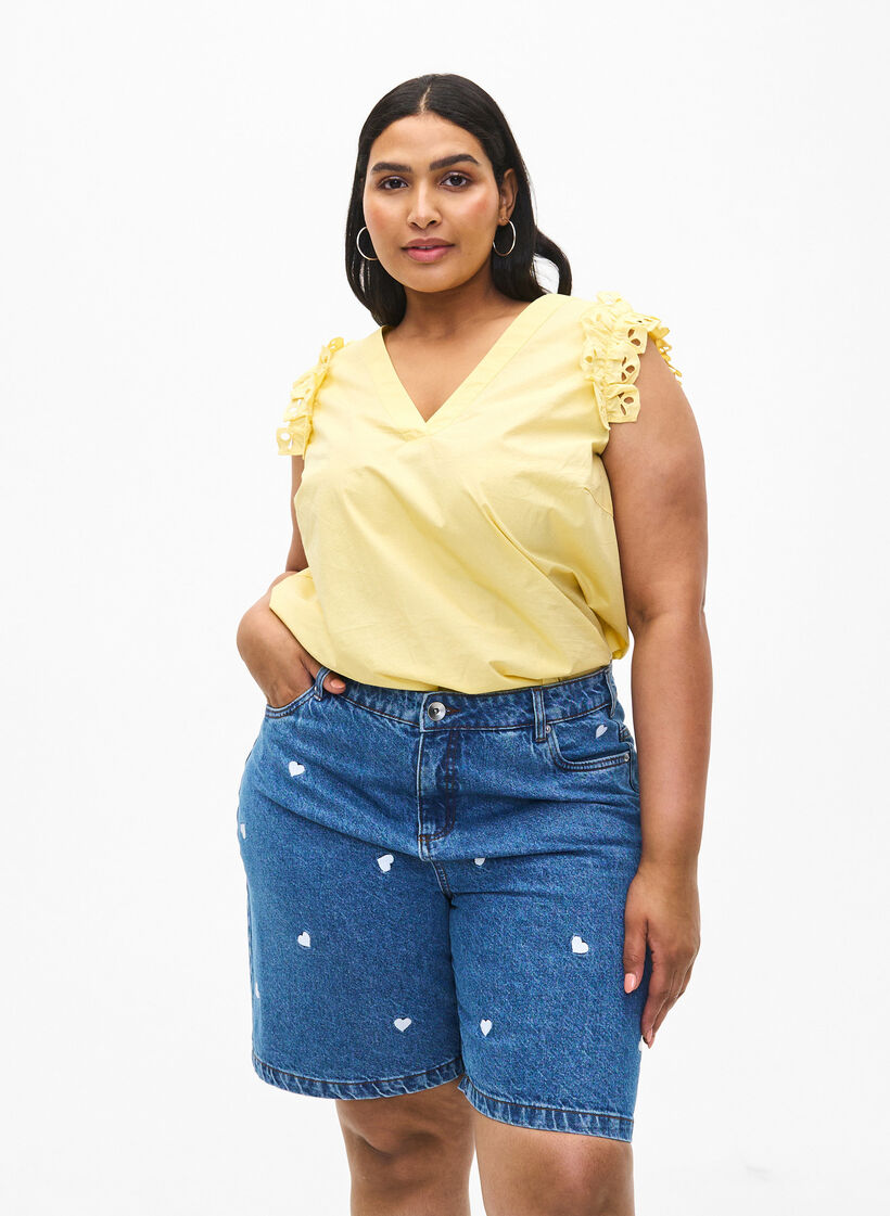 Jeansshorts med h&ouml;g midja och broderade hj&auml;rtan, Bl&aring;, Model image number 0