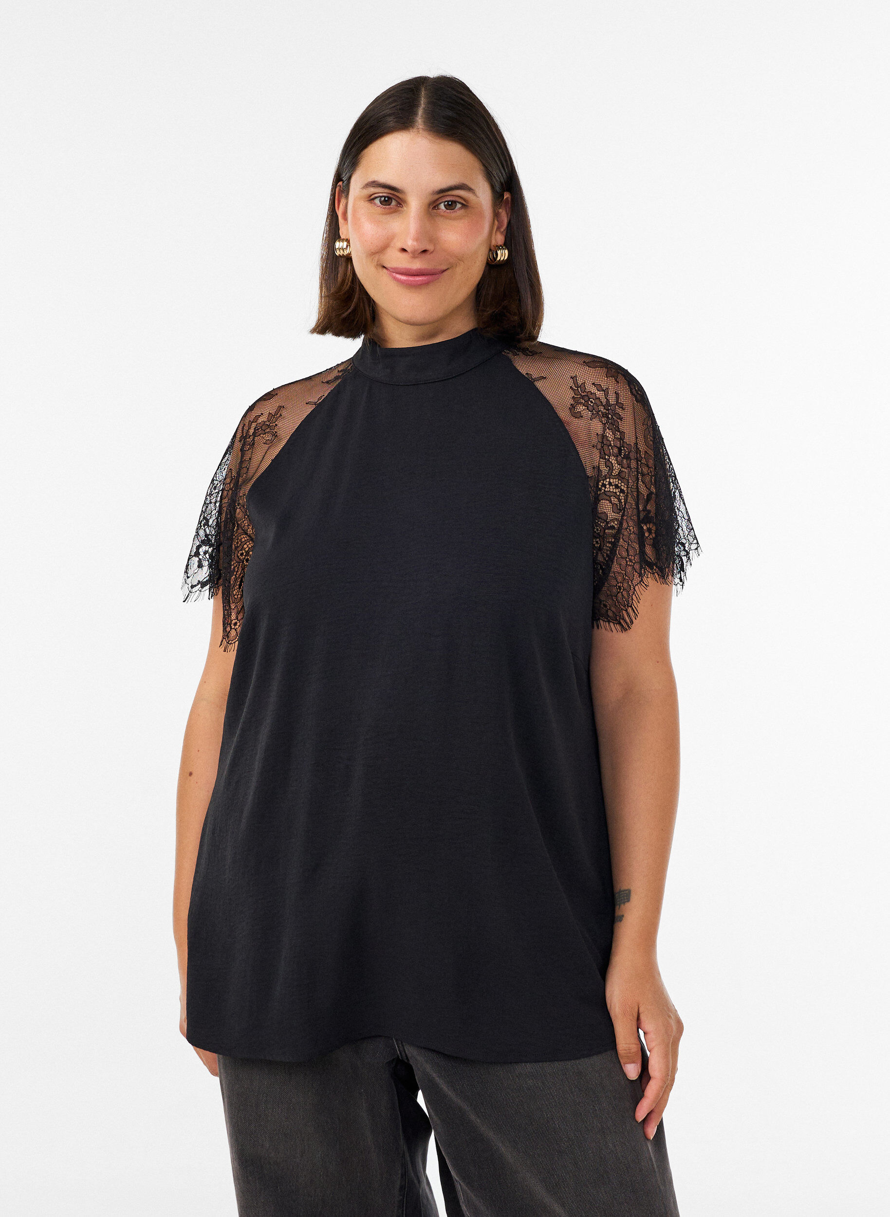 Blus med korta &auml;rmar i spets och h&ouml;g krage, Svart, Model