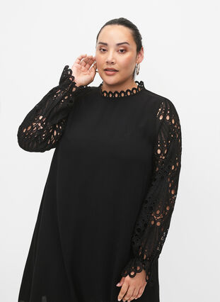 Klänning i viskos med crochet ärmar, Black, Model image number 2