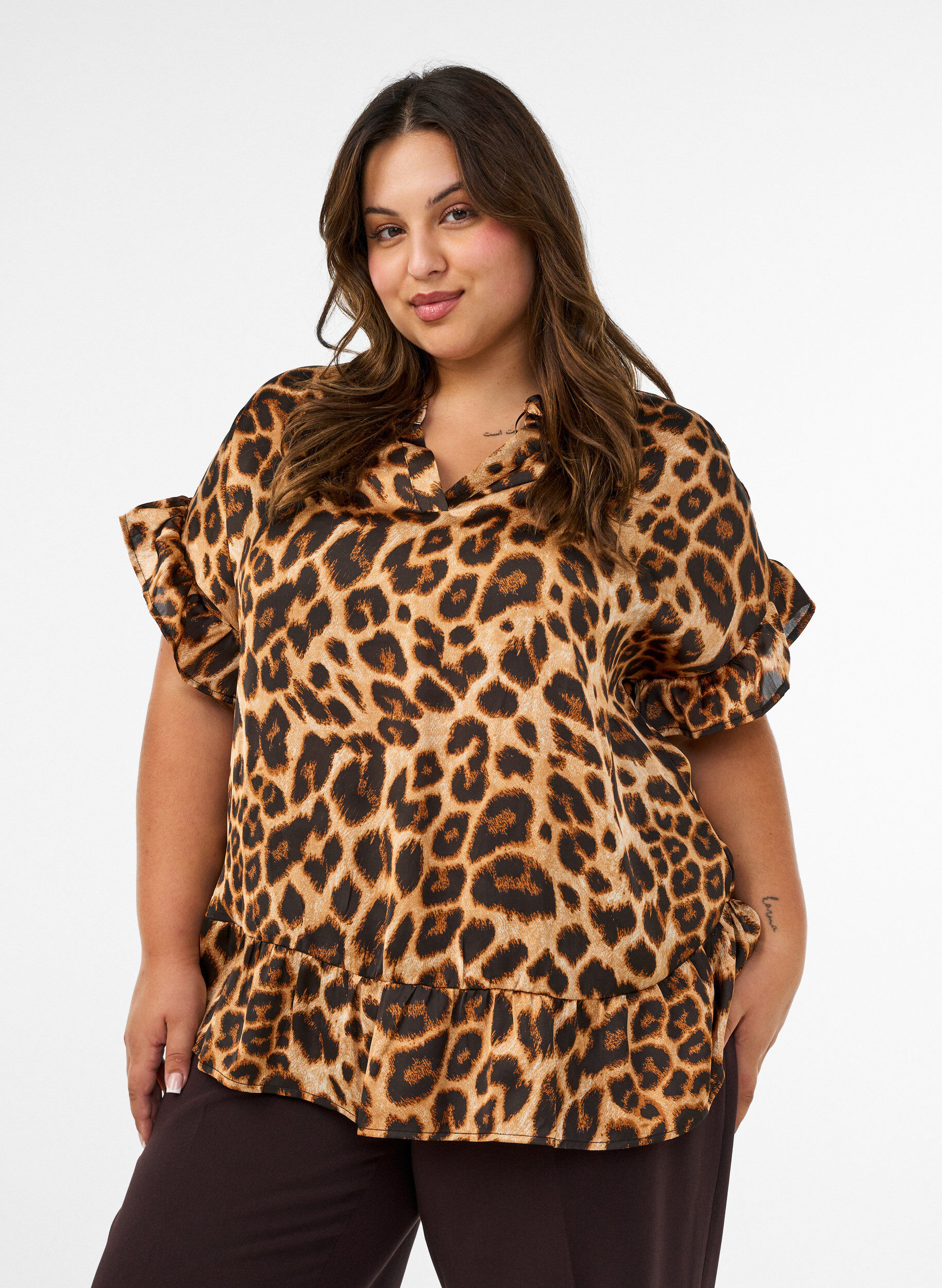 Blus med leopardm&ouml;nster och volangdetaljer, Brun, Model
