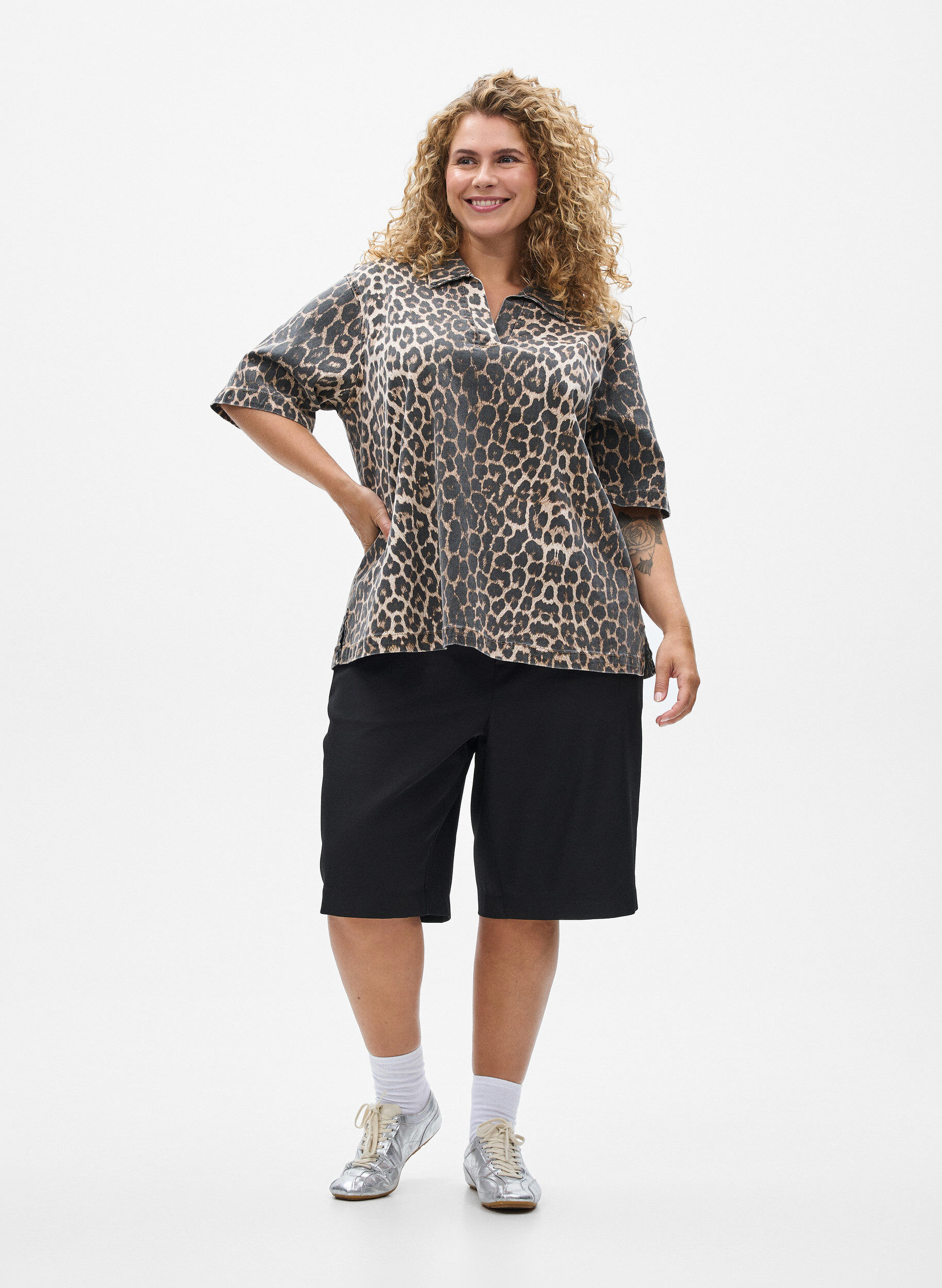 Zizzi Jeansblus med leopardtryck, krage och halvl&aring;nga &auml;rmar, Brun, Model image number 1
