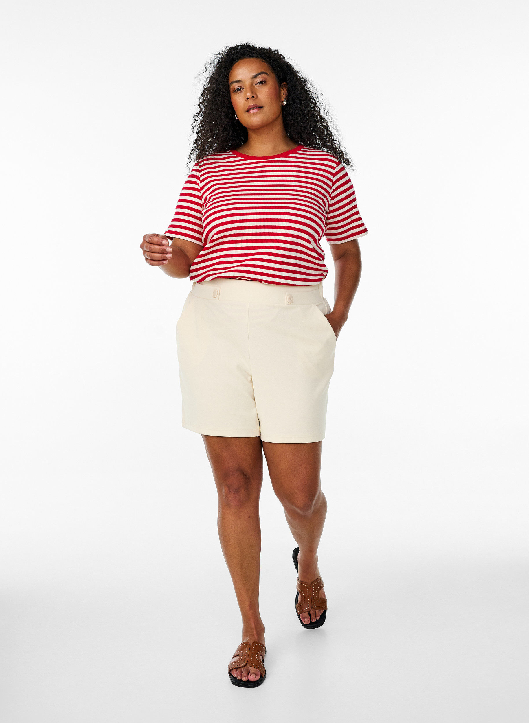 Zizzi Shorts med fickor och l&ouml;s passform, Beige, Model image number 1