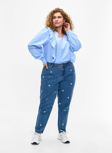 Mille Mom Fit-jeans med broderier, Light Blue Heart, Model image number 0