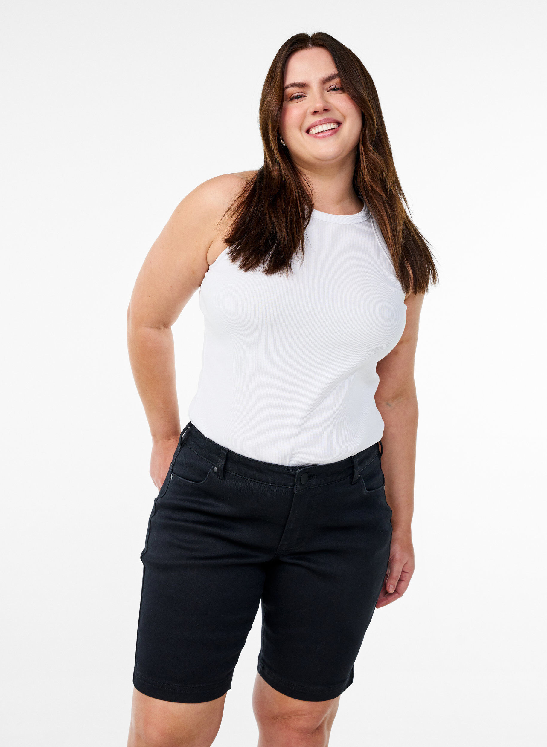 Slim fit Emily shorts med normal midja, Svart, Model