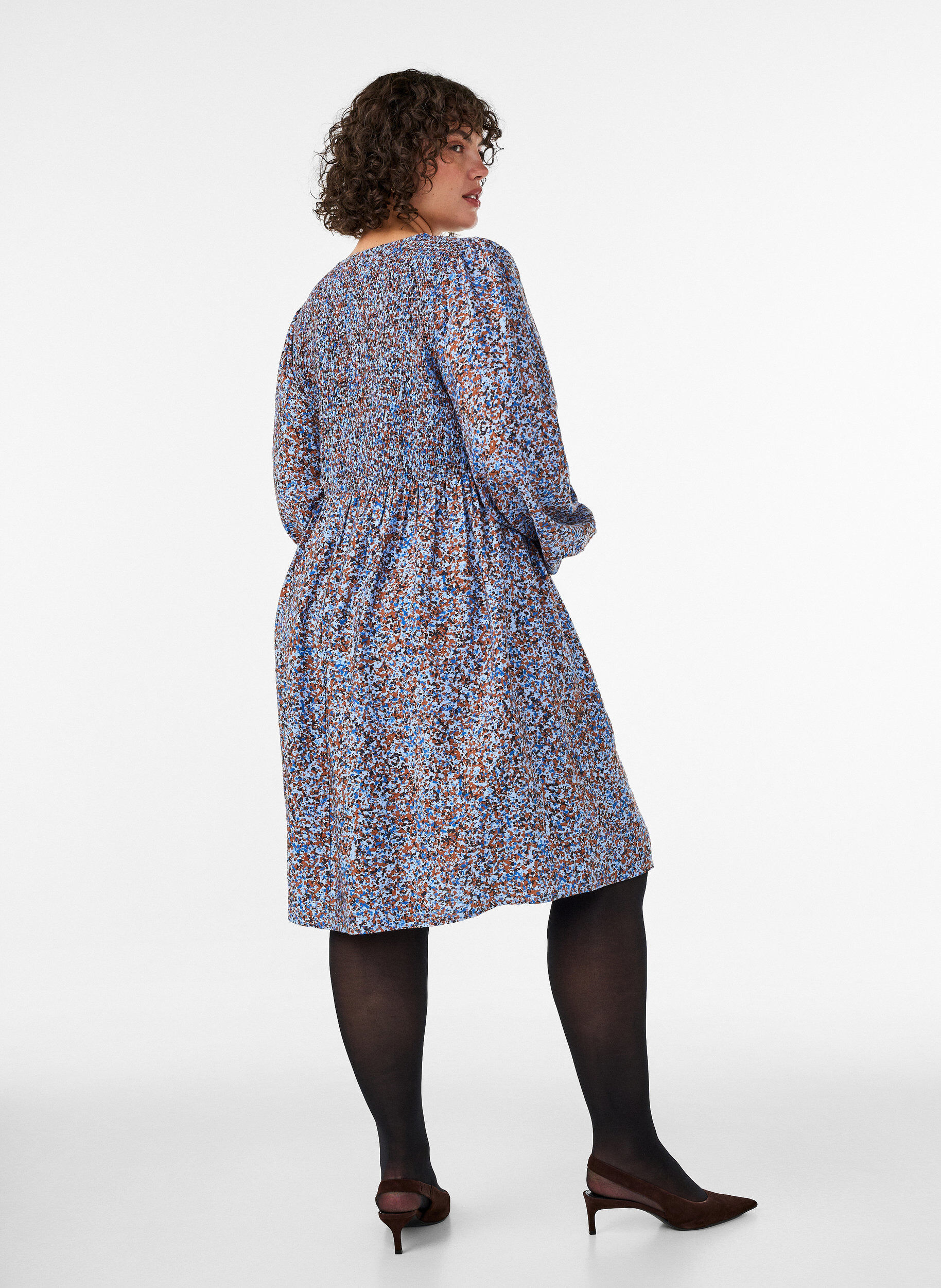 ZizziKl&auml;nning i viskos med smock och helt&auml;ckande m&ouml;nster, Bl&aring;, Model image number 2