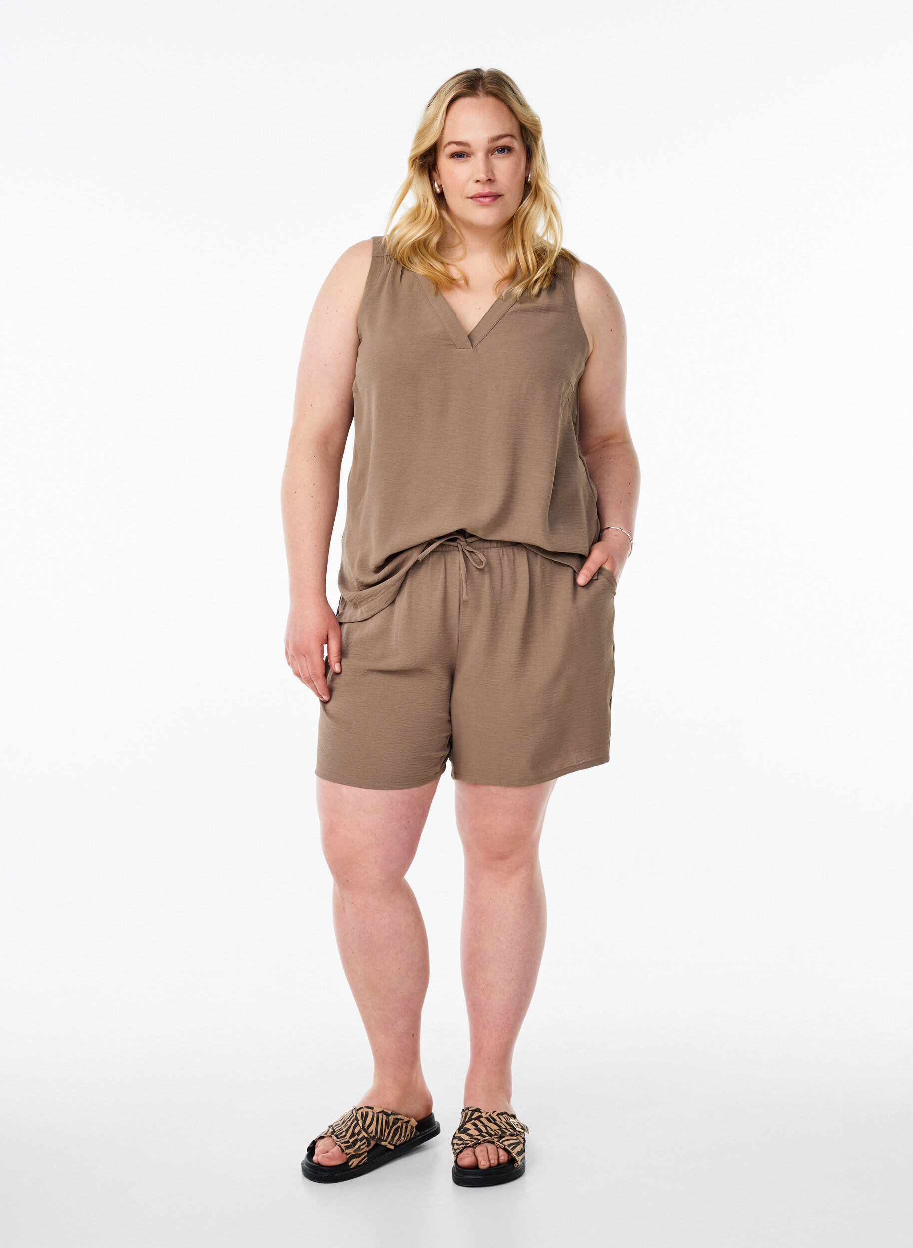 Zizzi&Auml;rml&ouml;s topp med rynkdetaljer, Brun, Model image number 1