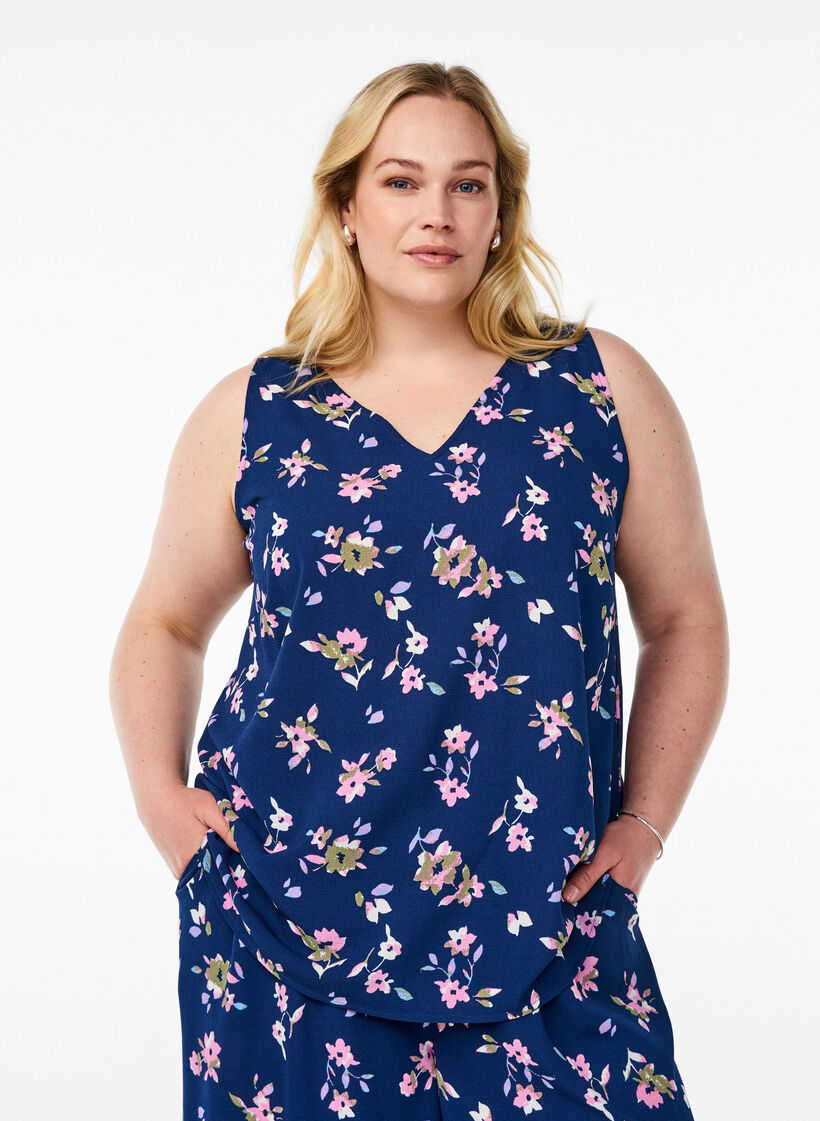 M&ouml;nstrad topp med v-ringning, Bl&aring;, Model image number 0