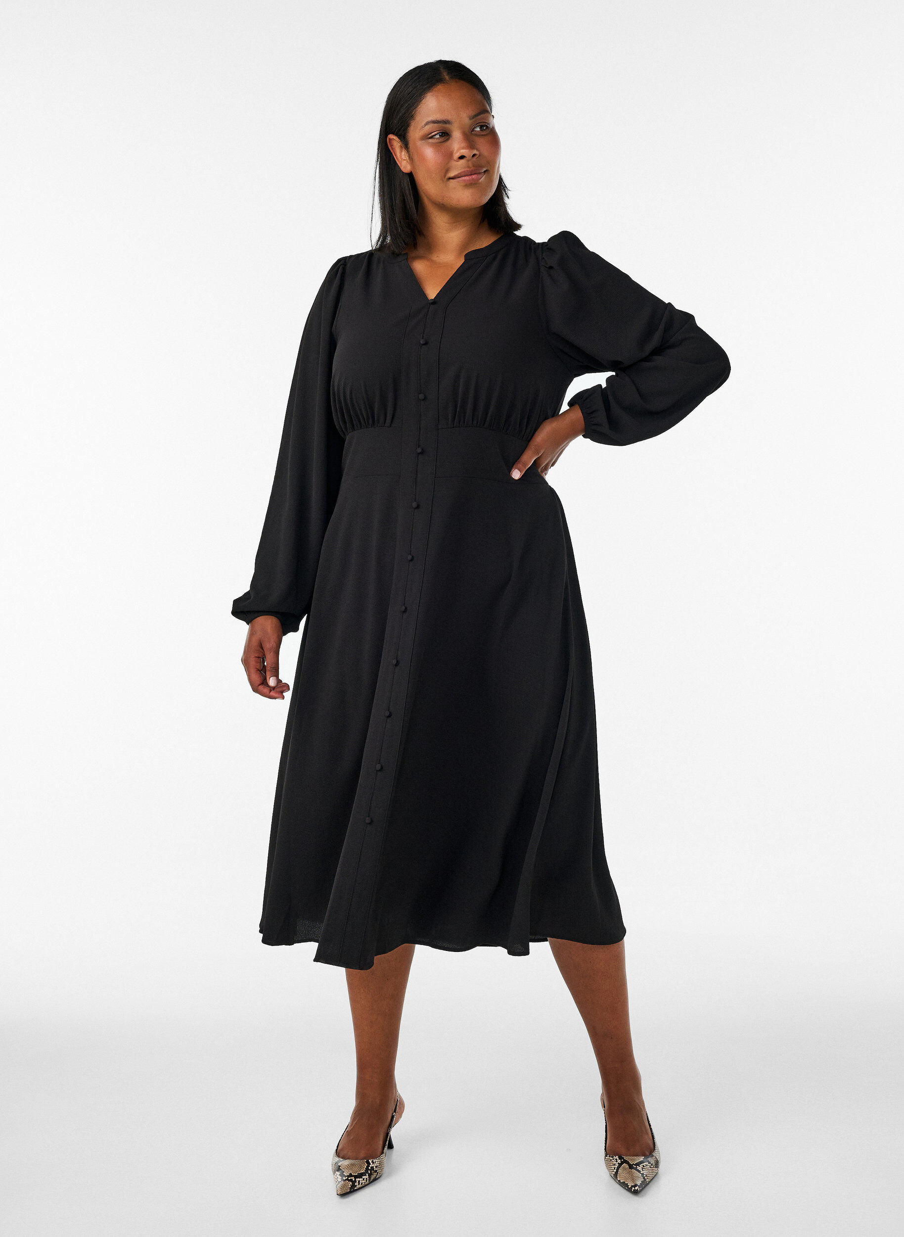 ZizziMidikl&auml;nning med smock och dekorativa knappar, Svart, Model image number 0