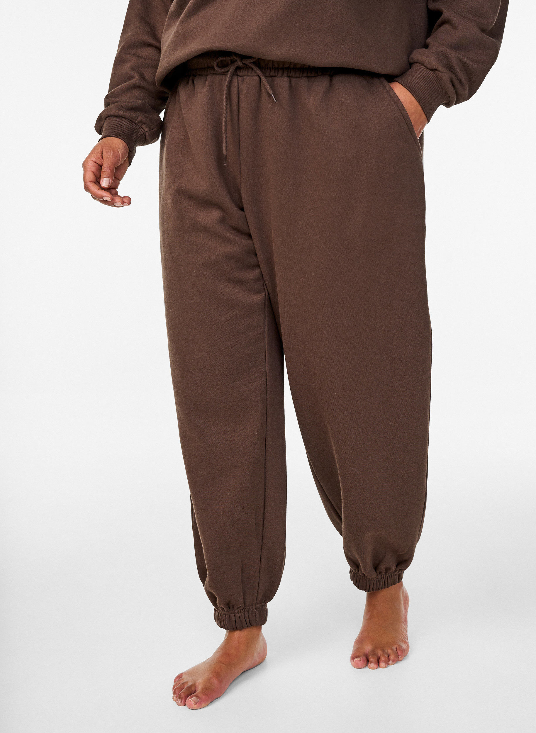 Zizzi Sweatpants med h&ouml;g midja och fickor, Brun, Model image number 2