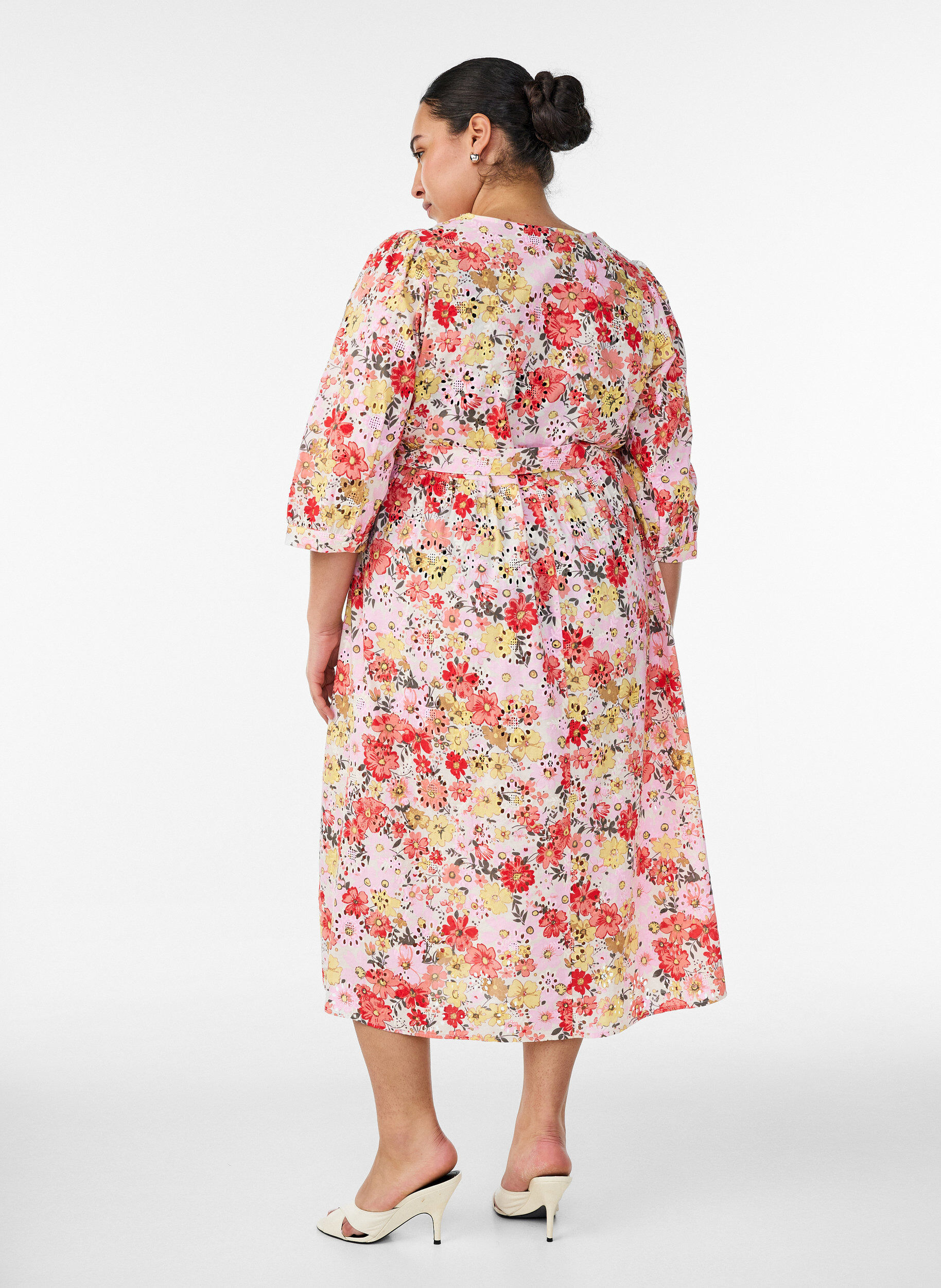 ZizziBlommig midikl&auml;nning med broderie anglaise och knytsk&auml;rp, Rosa, Model image number 1