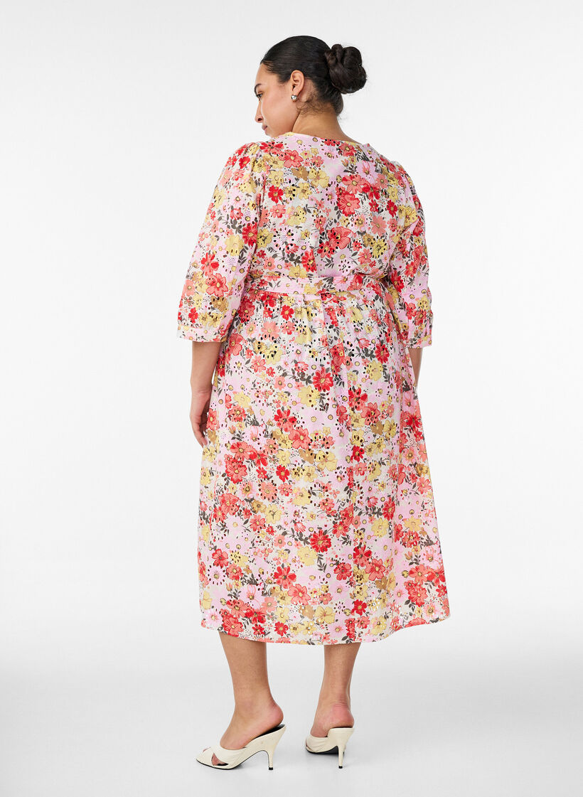 Blommig midikl&auml;nning med broderie anglaise och knytsk&auml;rp, Rosa, Model