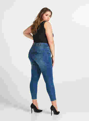 Croppade Amy jeans med blixtlås, Blue denim, Model image number 1