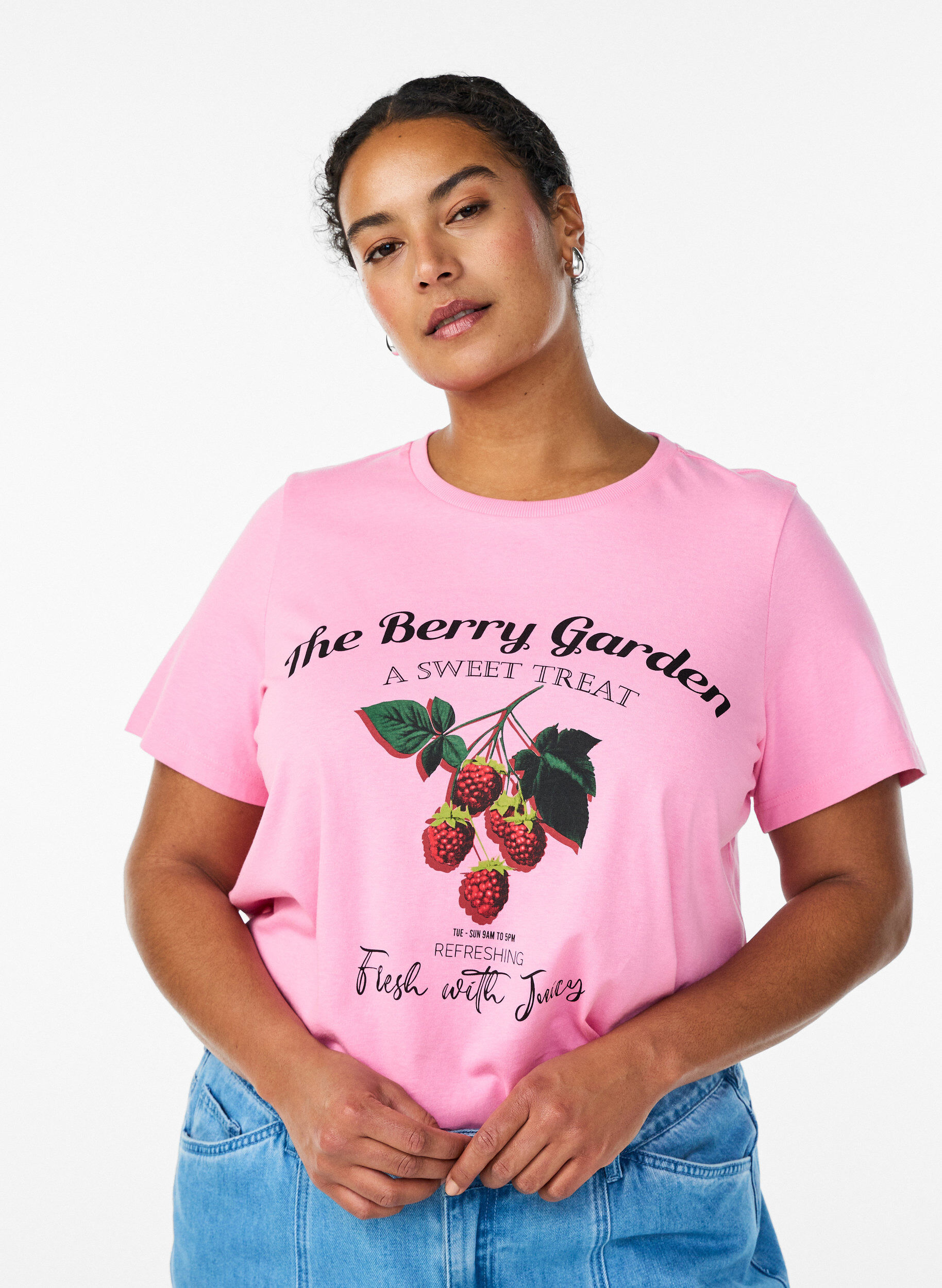 Zizzi T-shirt i bomull med frukttryck och text, Rosa, Model image number 0