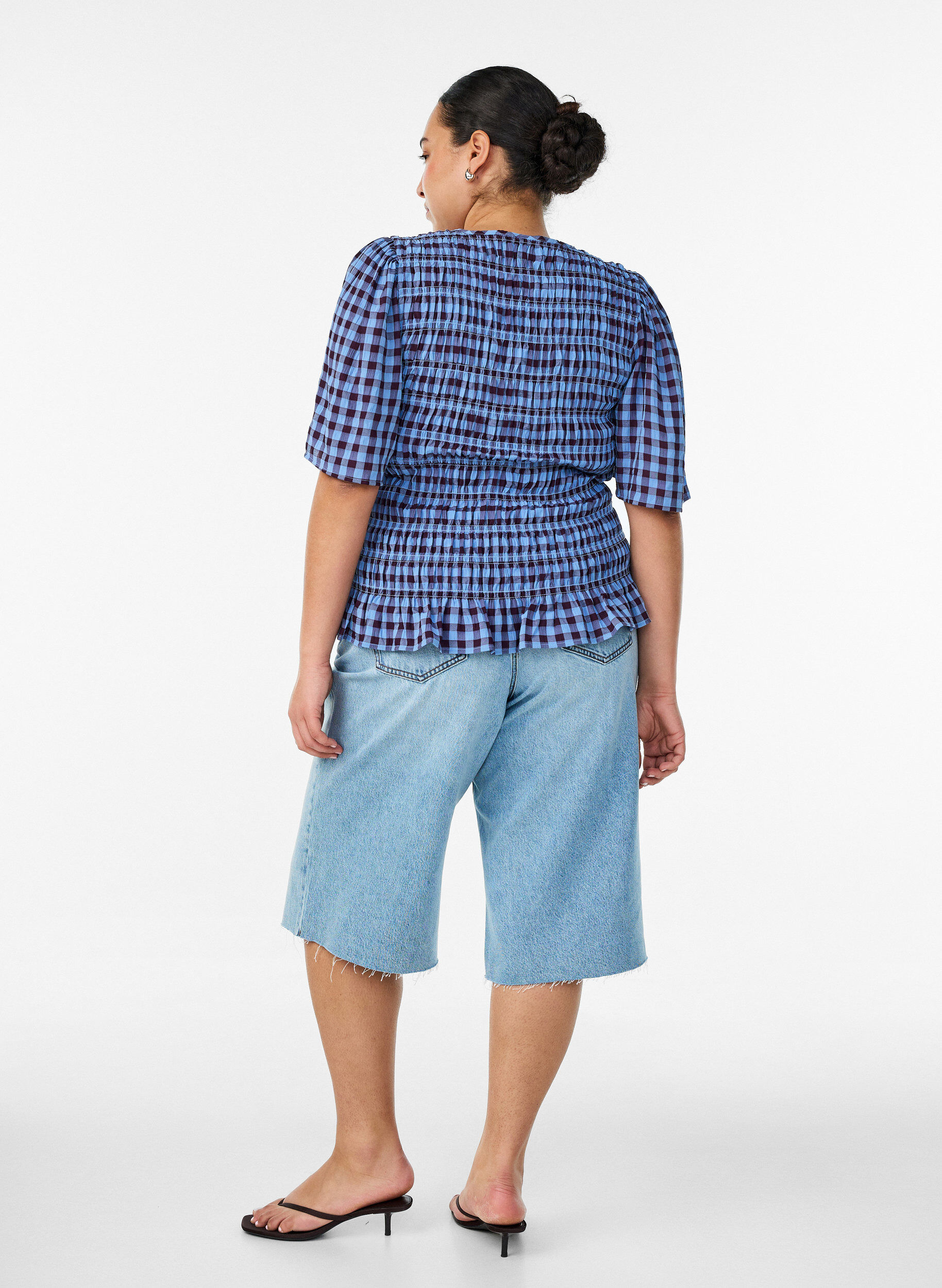 ZizziCroppade jeans med en sliten look och r&aring;a kanter, Bl&aring;, Model image number 1