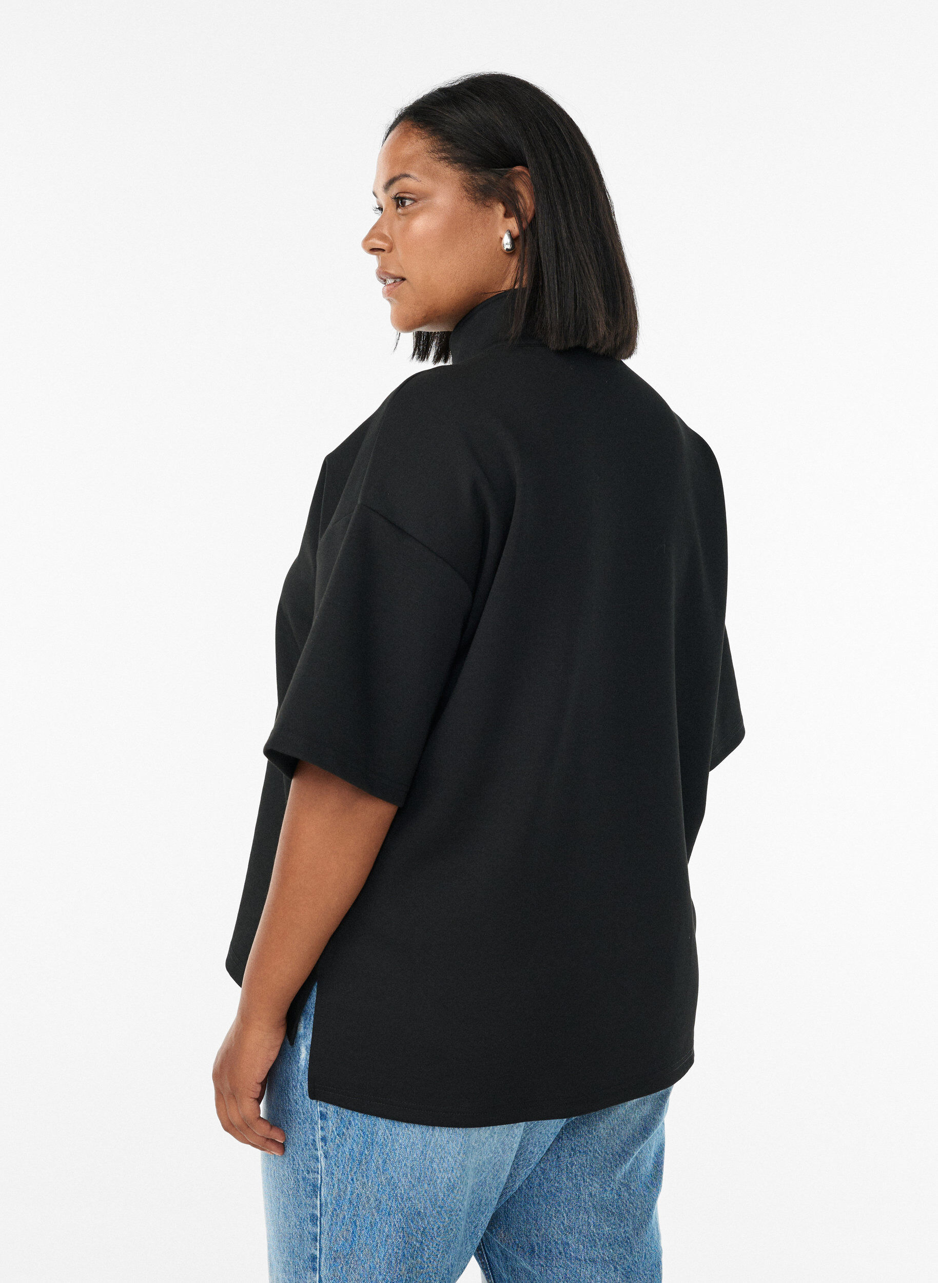 Zizzi Kort&auml;rmad sweatshirt med h&ouml;g krage, Svart, Model image number 2