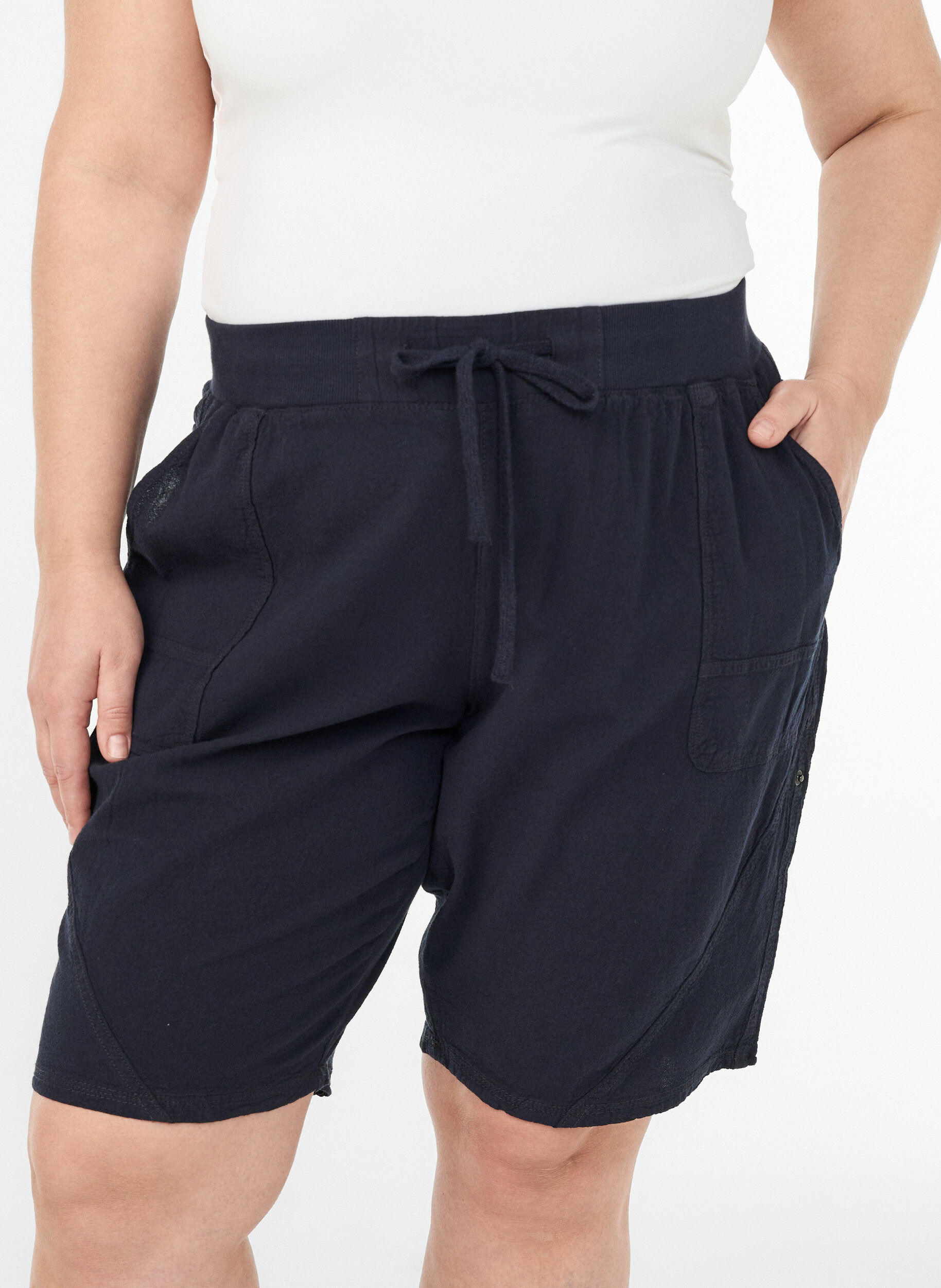 Zizzi L&ouml;sa shorts i bomull med fickor, Bl&aring;, Model image number 3