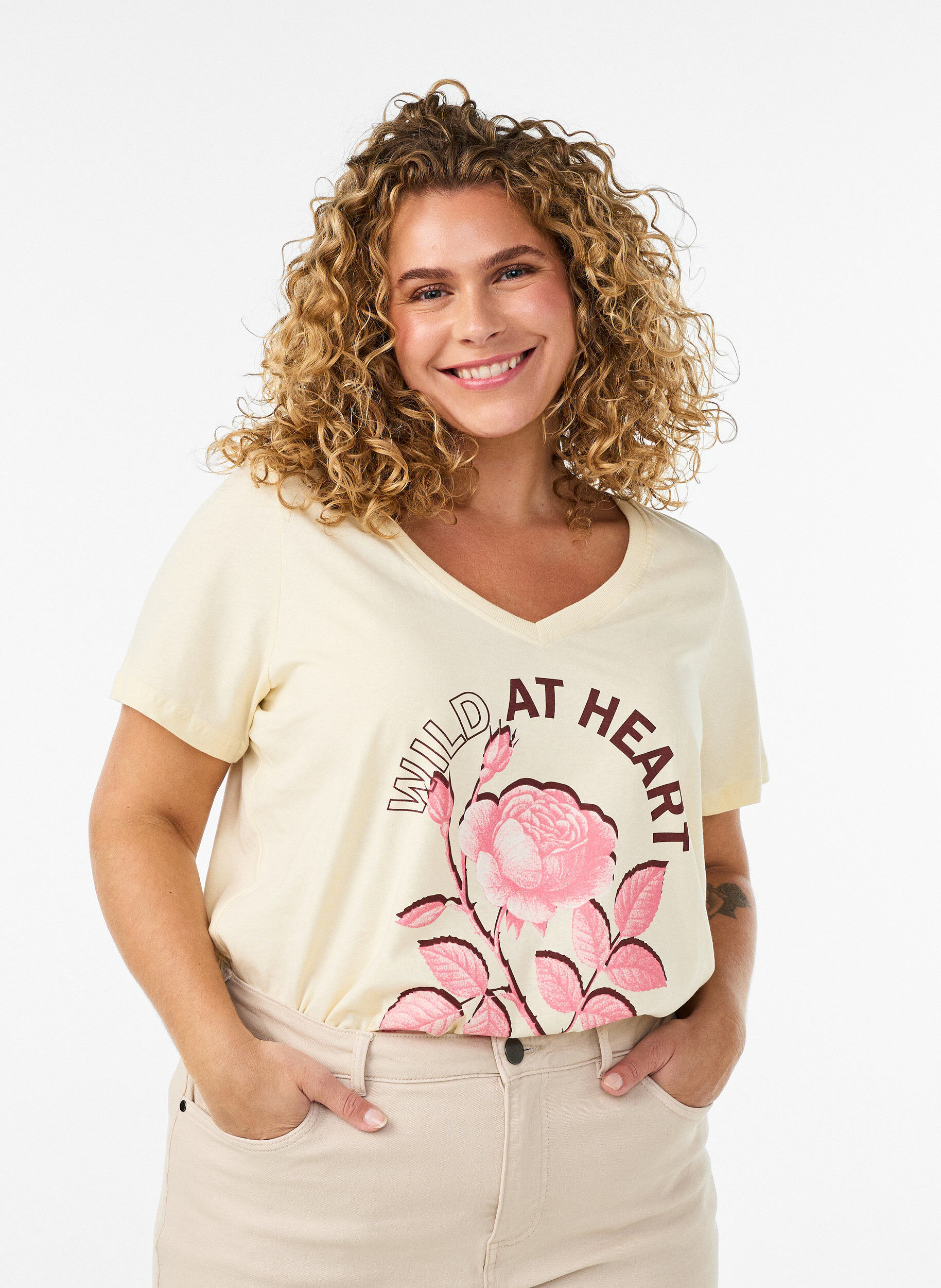T-shirt i bomull med tryck framtill och v-ringning, Beige, Model
