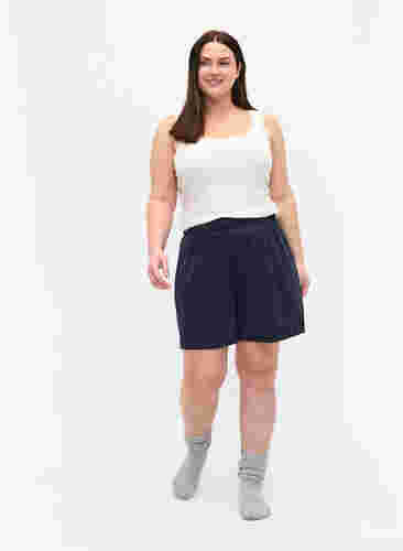 Lösa shorts i tyg med struktur, Navy Blazer, Model image number 3