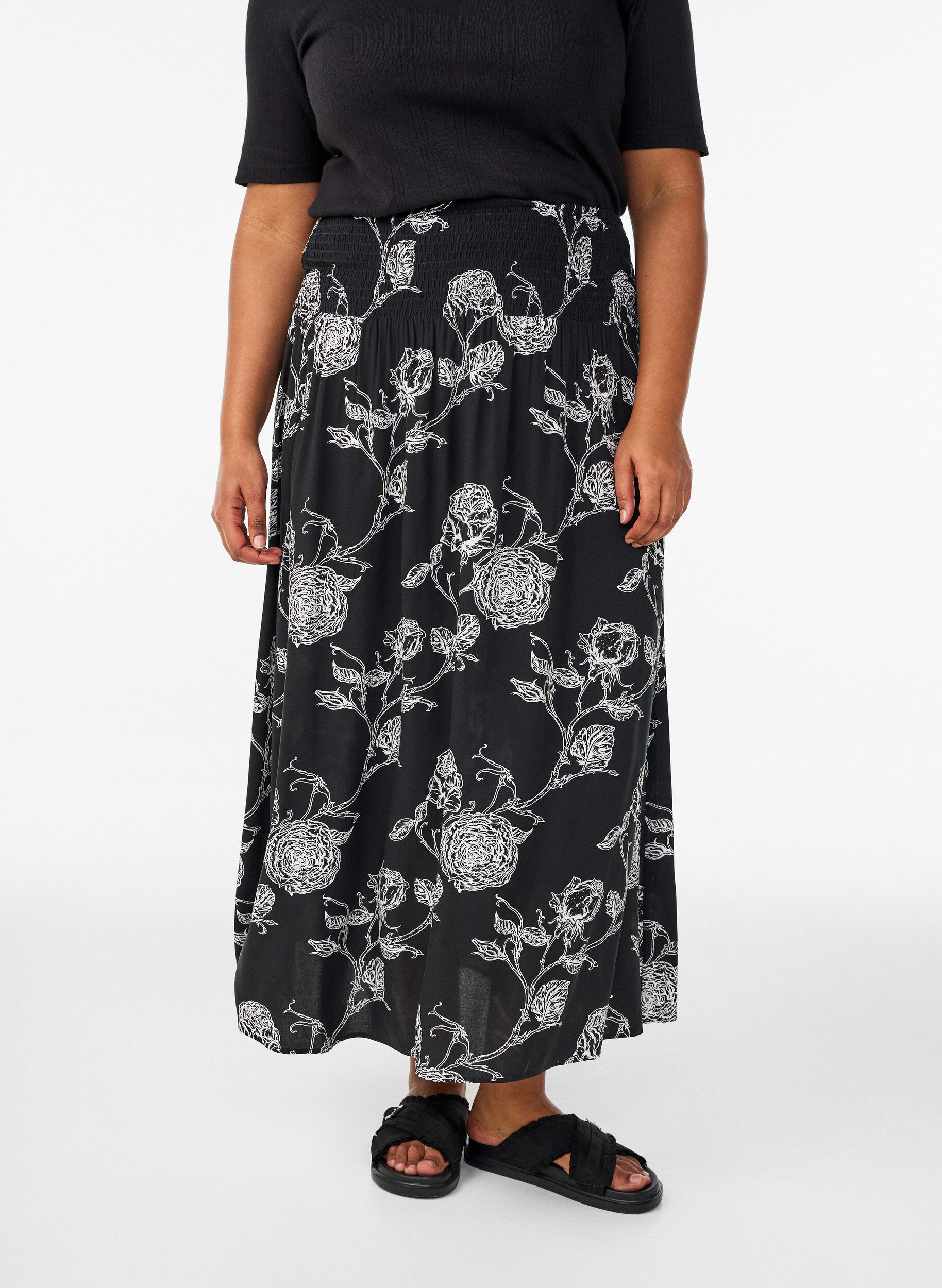 ZizziMaxikjol i viskos med smock, Svart, Model image number 2