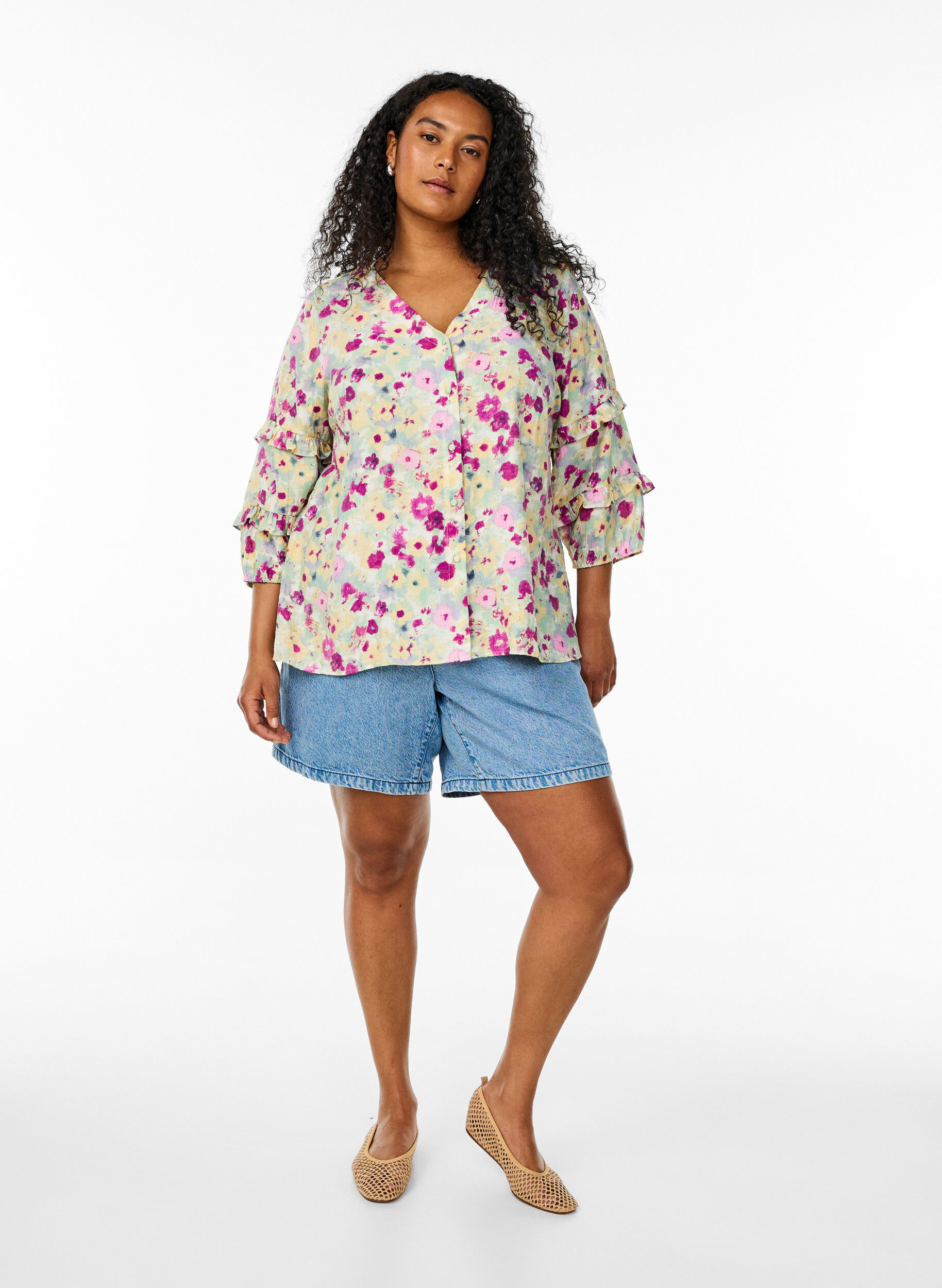Zizzi Blus med volangdetaljer och blommigt tryck, Vanilla, Model image number 1