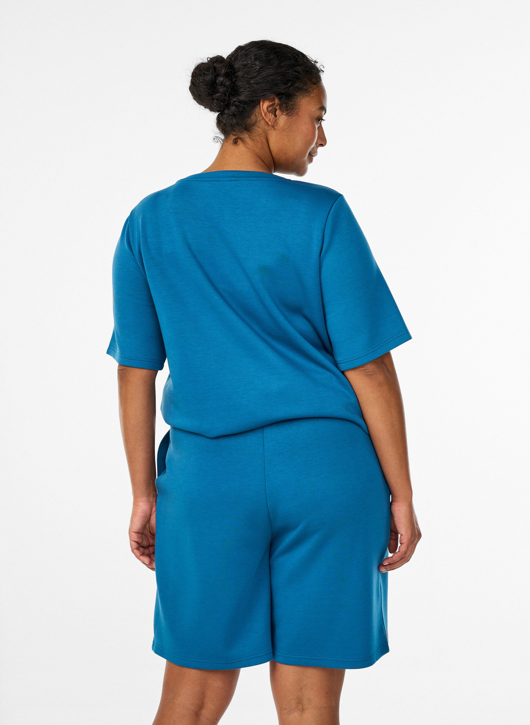 Zizzi Shorts i modalmix med fickor, Bl&aring;, Model image number 2