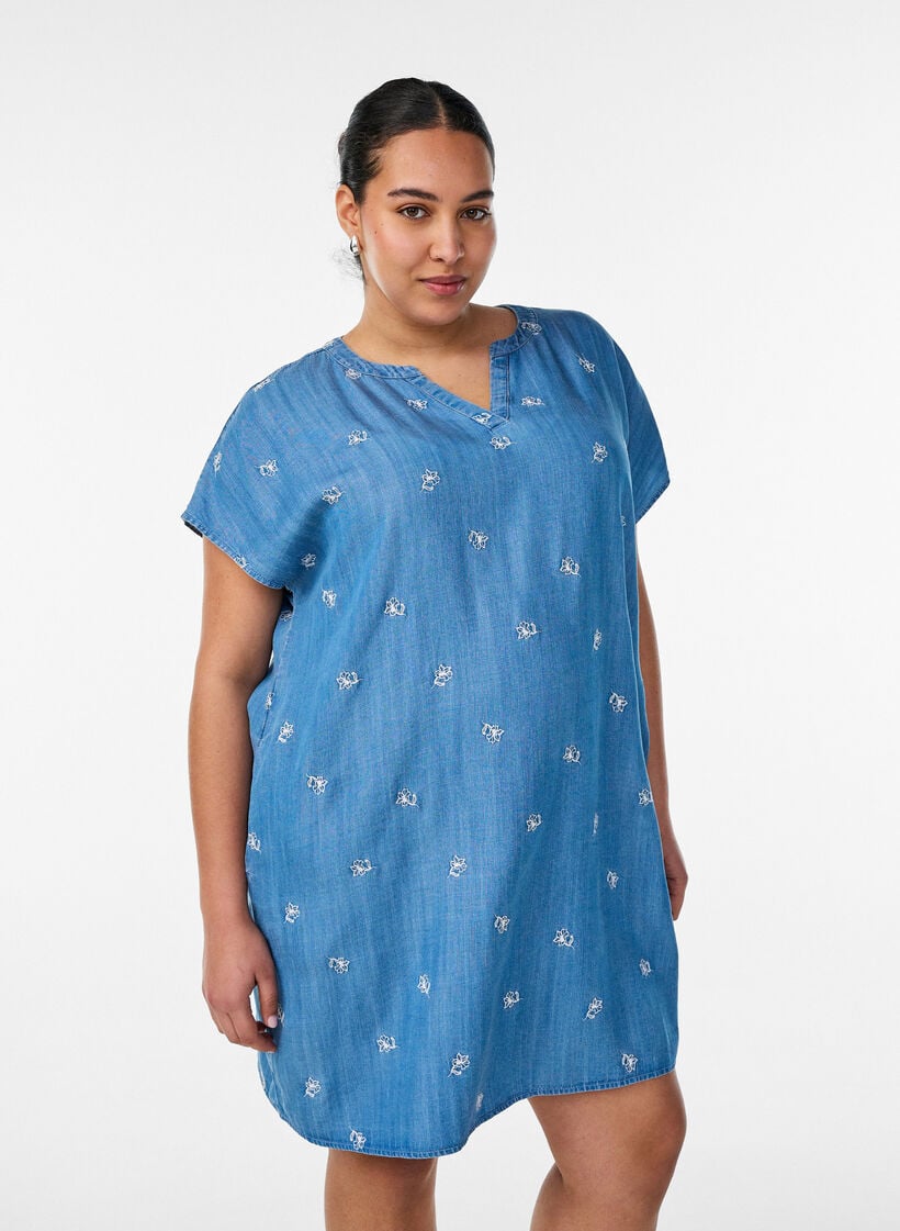 Kl&auml;nning i lyocell med denimlook och broderade blommor, Bl&aring;, Model image number 0