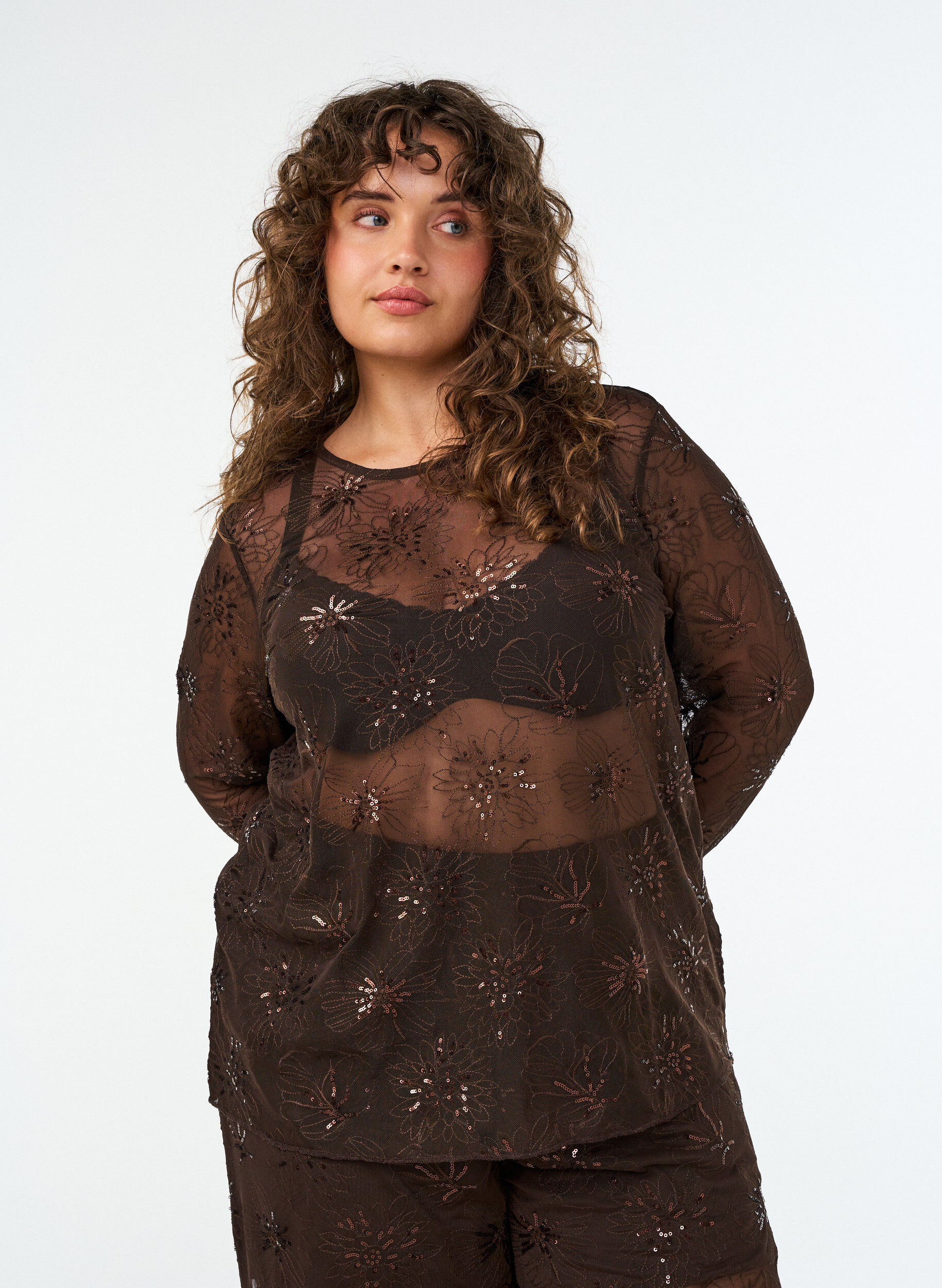 Blus i mesh med blommor och paljetter, Brun, Model